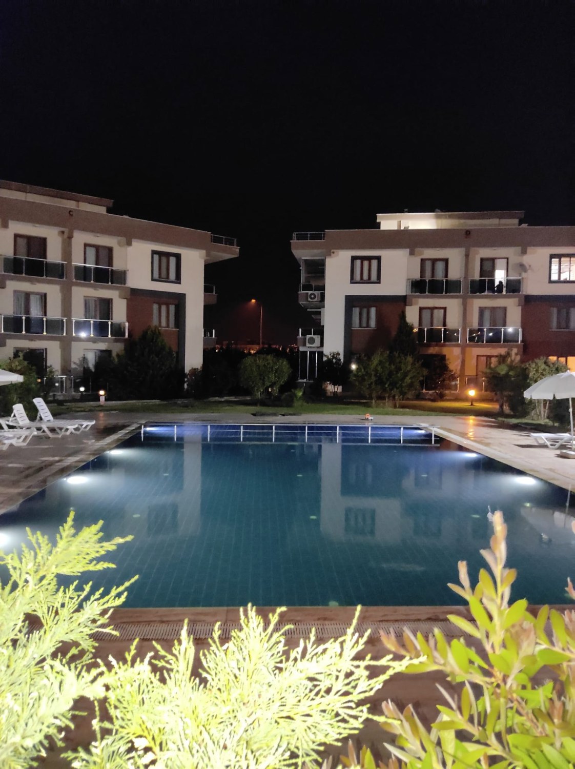 KARAALİ DE HAVUZLU & GÜVENLIKLI SITE İÇINDE EŞYALI 1+1 KIRALIK DAIRE