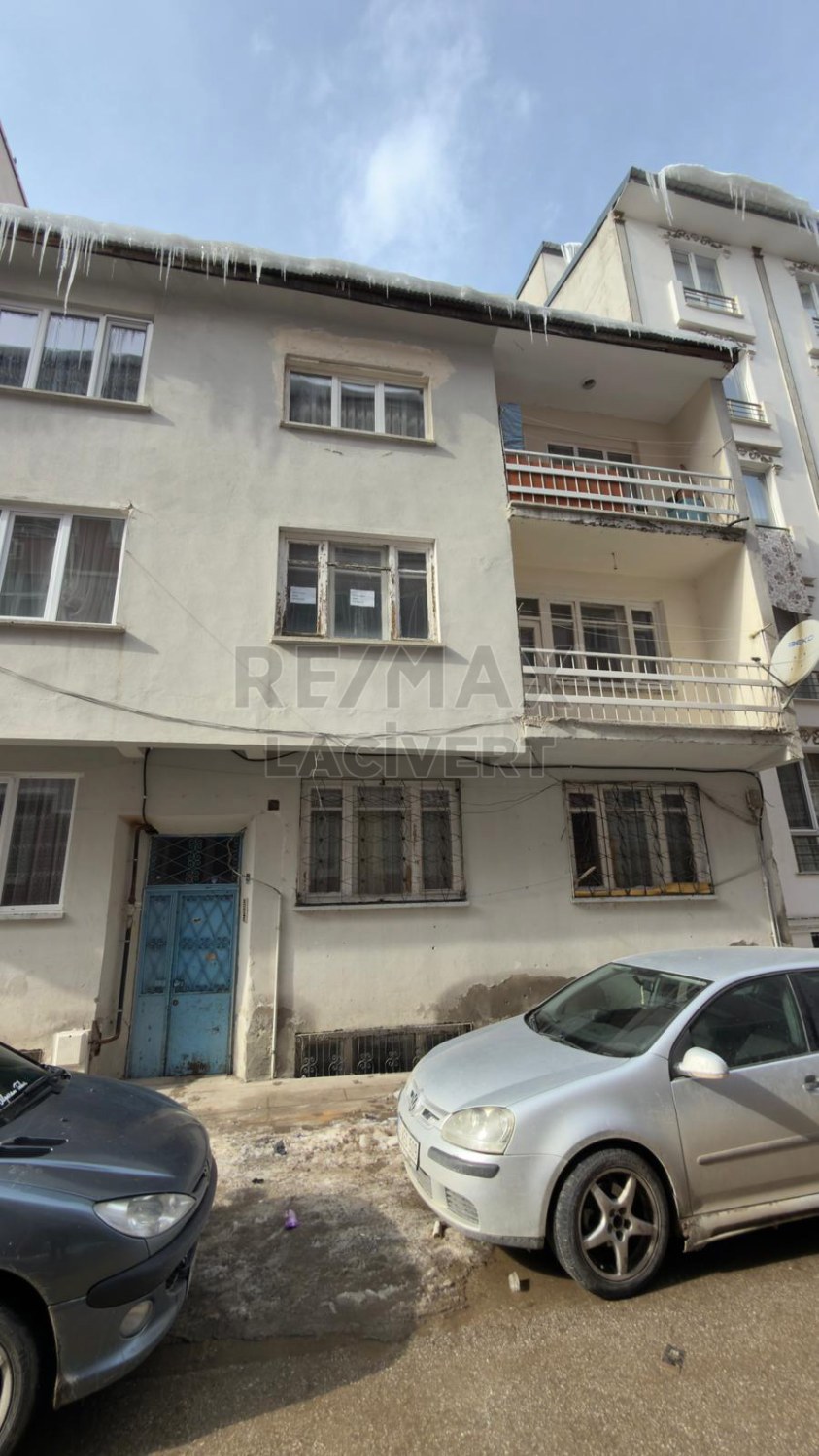 RE/MAX LACİVERT'TEN KOMBİNA'DA SATILIK 3+1 DAİRE