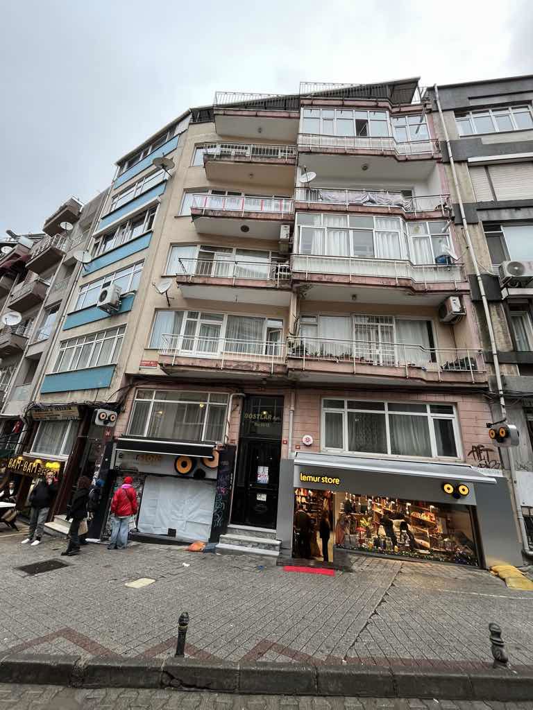 BOZBAY SISTERS KEYİFLİ YENİLENMİŞ TERASLI DENİZ VE ŞEHİR MANZARALI