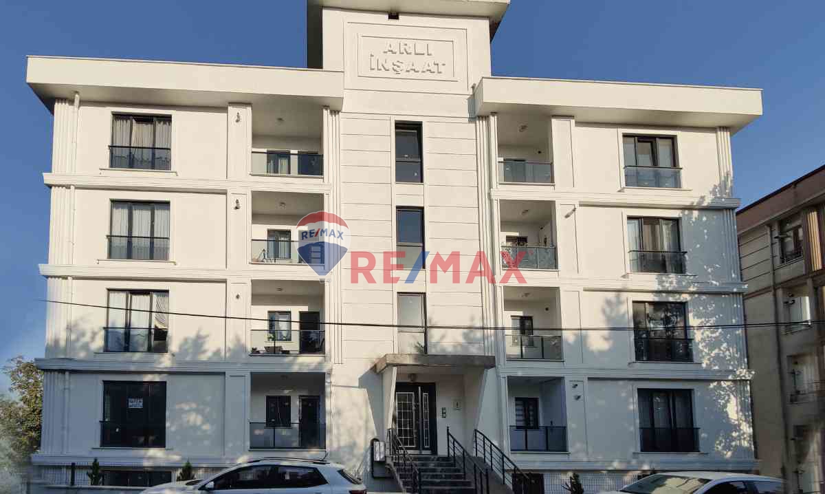BÜYÜKÇEKMECE HÜRRIYET MAHALLESINDE SIFIR 3+1 BAHÇE KATI