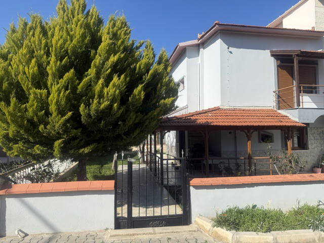 YENIFOÇA GENCELLI'DE BAHÇELI DENIZ MANZARALI 3+1 SATILIK VILLA