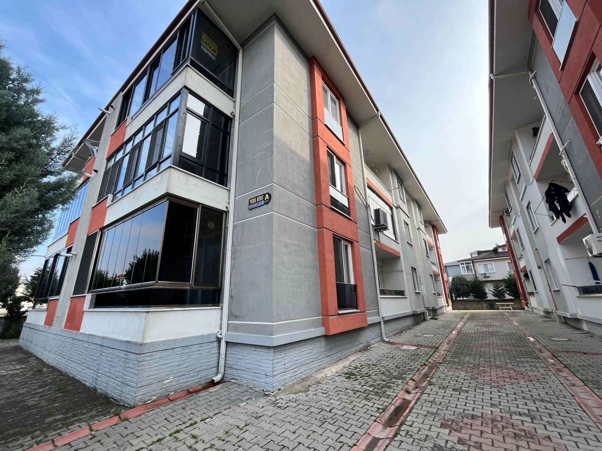 REMAX MAVIDEN ERENLER SITE İÇINDE OKULA PAZARA YAKIN ULAŞIMI KAPISINDA SATILIK 3+1