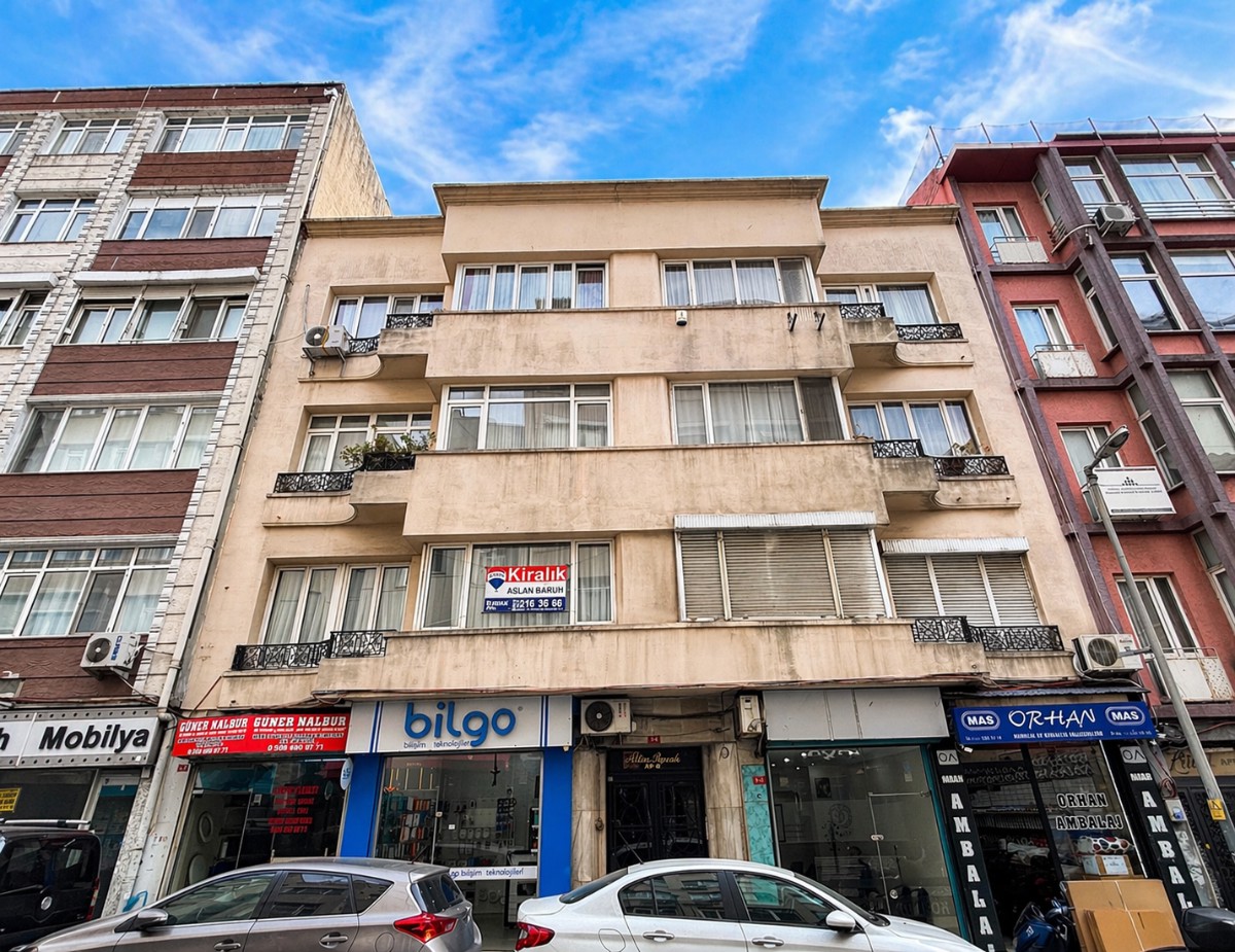 ŞİŞLİ'DE ÇOK İYİ KONUMDA YÜKSEK TAVANLI 2+1 FIRSATI!