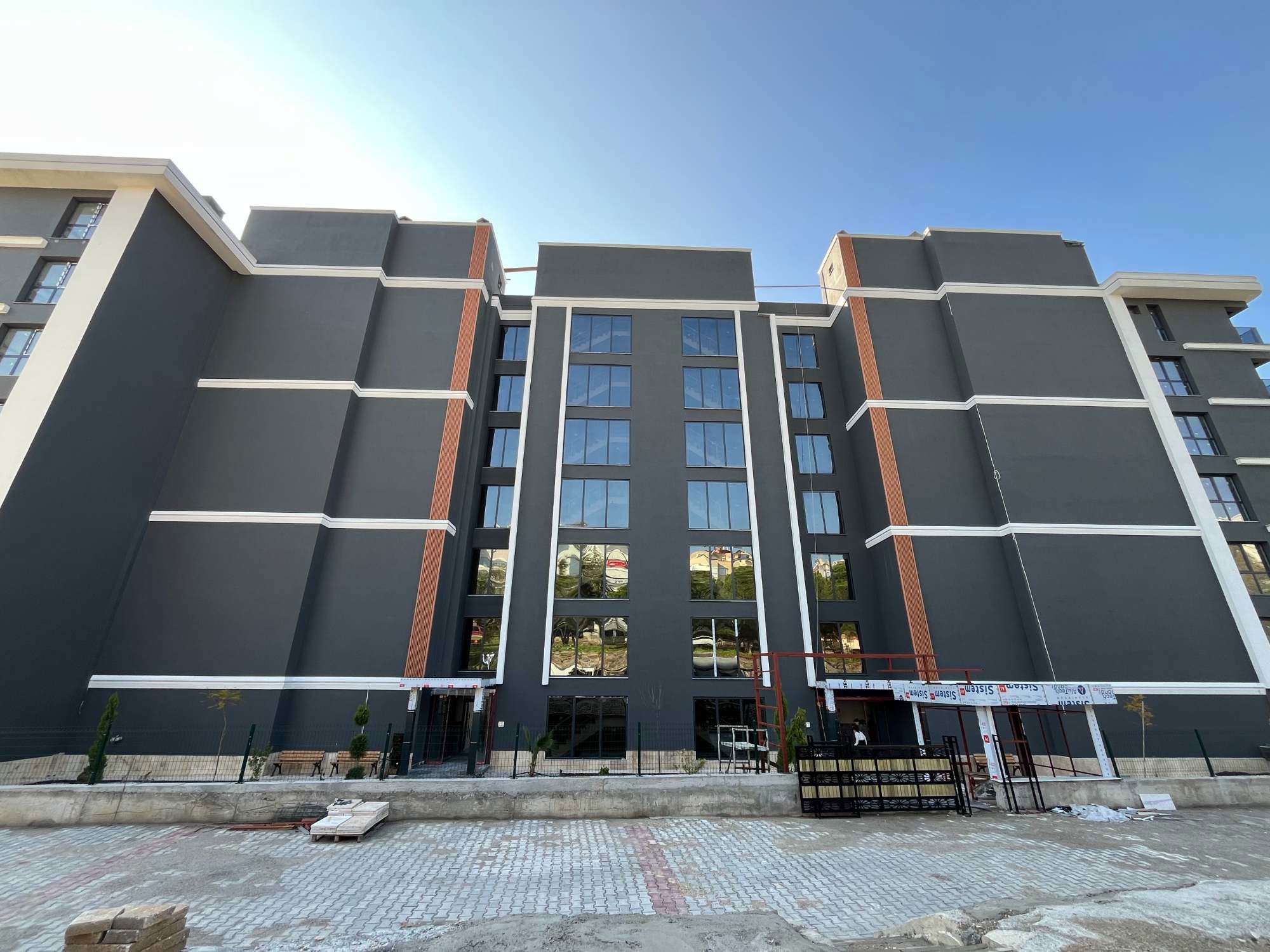 İZMIR ÇIĞLI'DE HAVUZLU FITNESS SALONLU KAPALI OTOPARKLI SATILIK DAIRE 2+1 60 M²