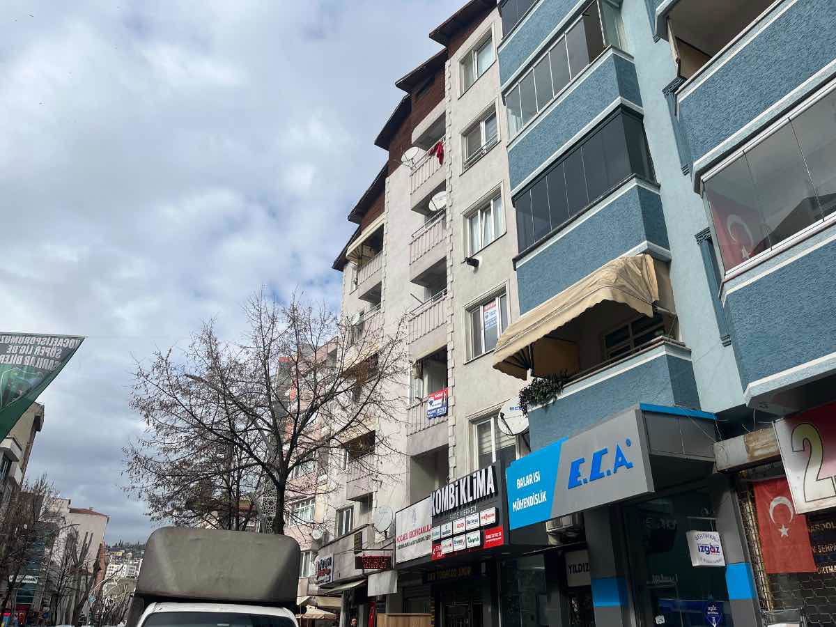 İZMİT KADIKÖY MH. BAĞDAT CADDESİ'NDE SATILIK 2+1 ARA KAT DAİRE