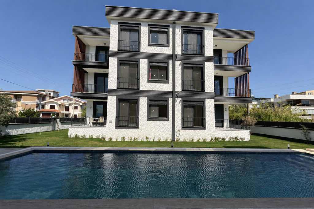 SIĞACIK'DA DENİZE YÜRÜME MESAFESİNDE HAVUZLU 2 + 1 DAİRE