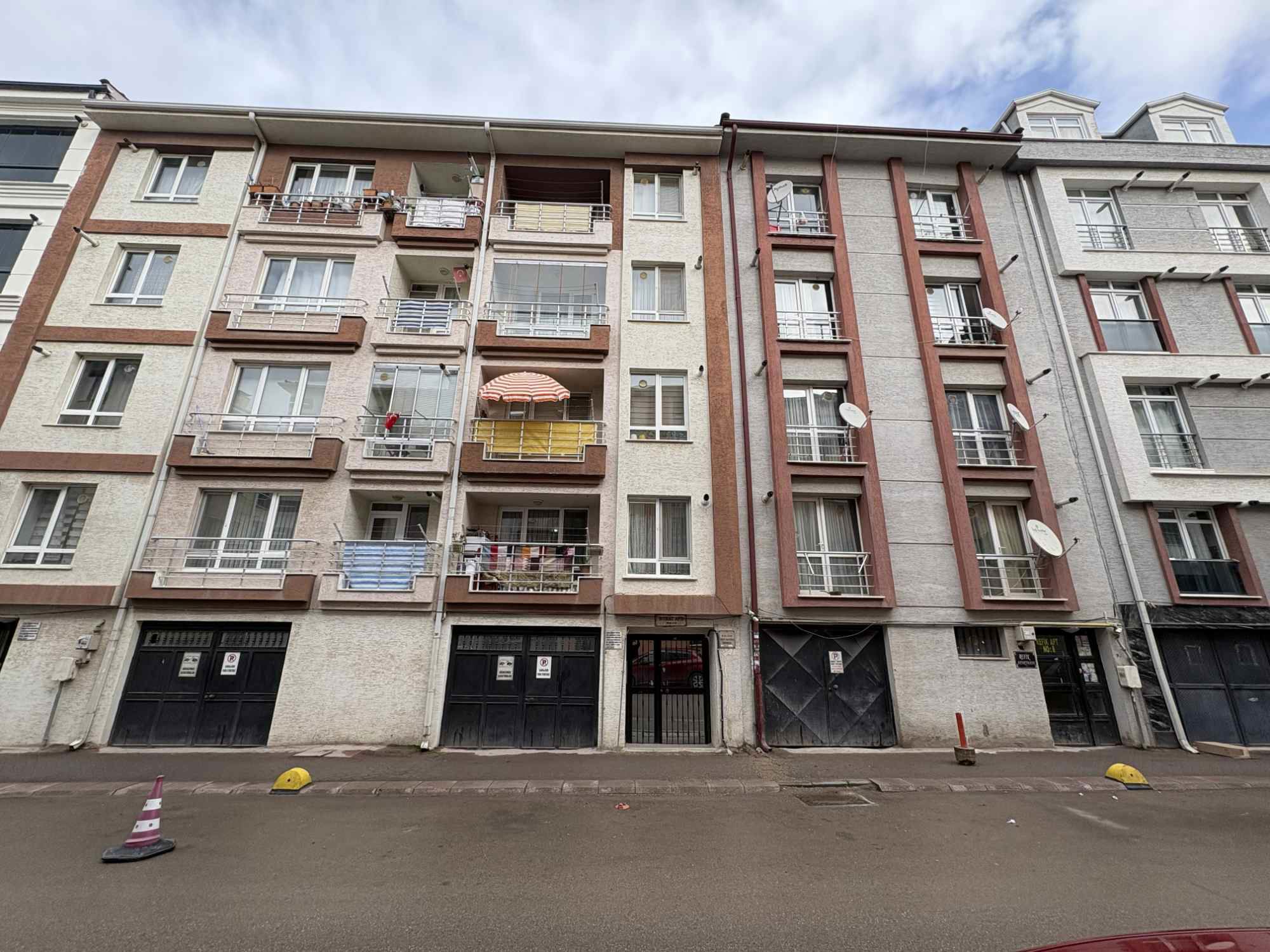 GÜLLÜK'TE ARA KAT BALKONLU GENIŞ - FERAH BAKIMLI  3+1 SATILIK