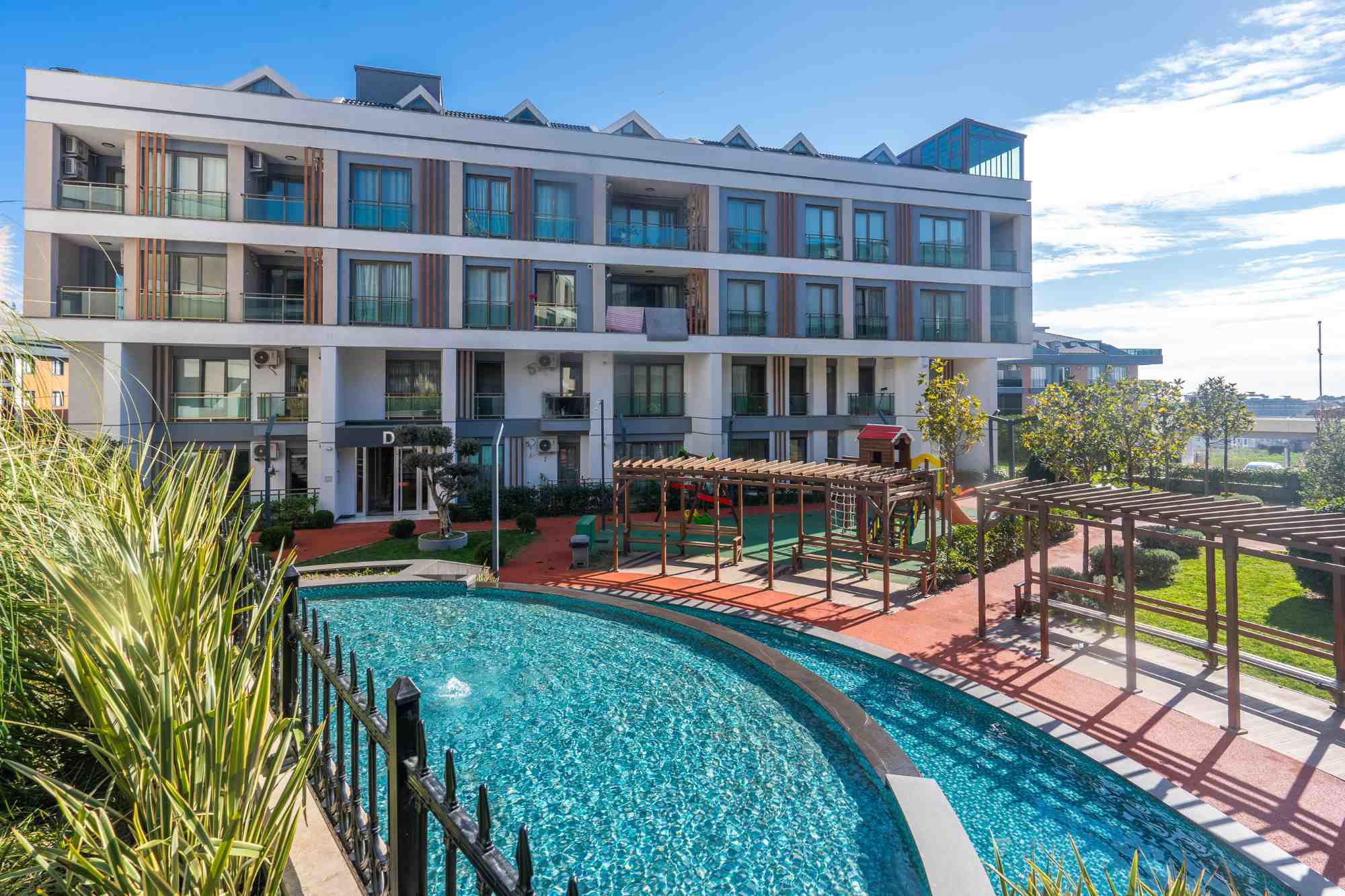 REMAX GELİŞİMDEN ALYA MERCAN SİTESİNDE 2+1 BÜYÜK TERAS KULLANMLI DAİRE