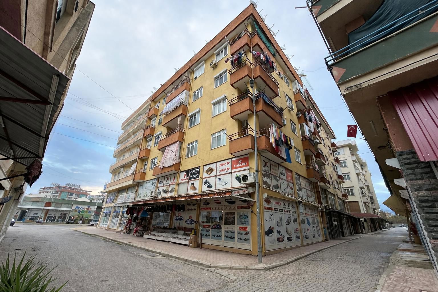 MERKEZDE GÜNEY CEPHELİ GENİŞ 2+1 AYRI MUTFAKLI DAİRE