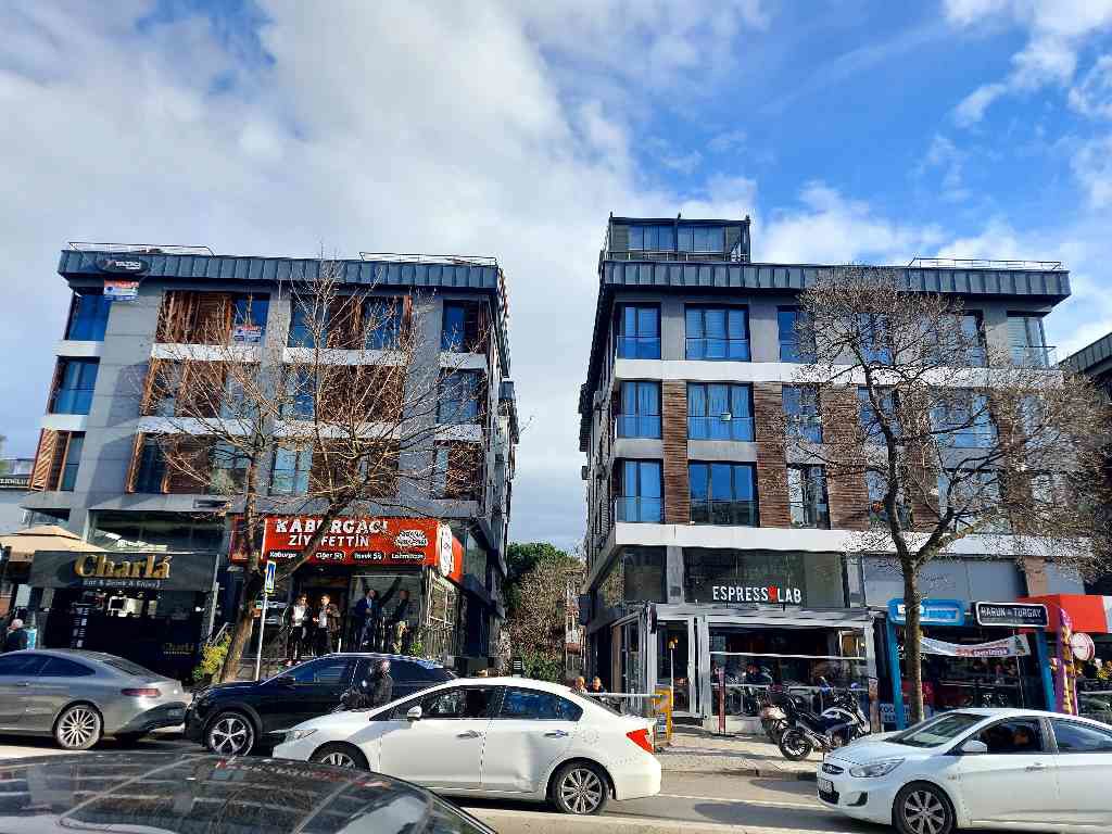 ACIBADEM CADDESI’NIN KALBINDE | CADDE ÜZERI, TERASLI, PRESTIJLI KIRALIK DUBLEX DAIRE