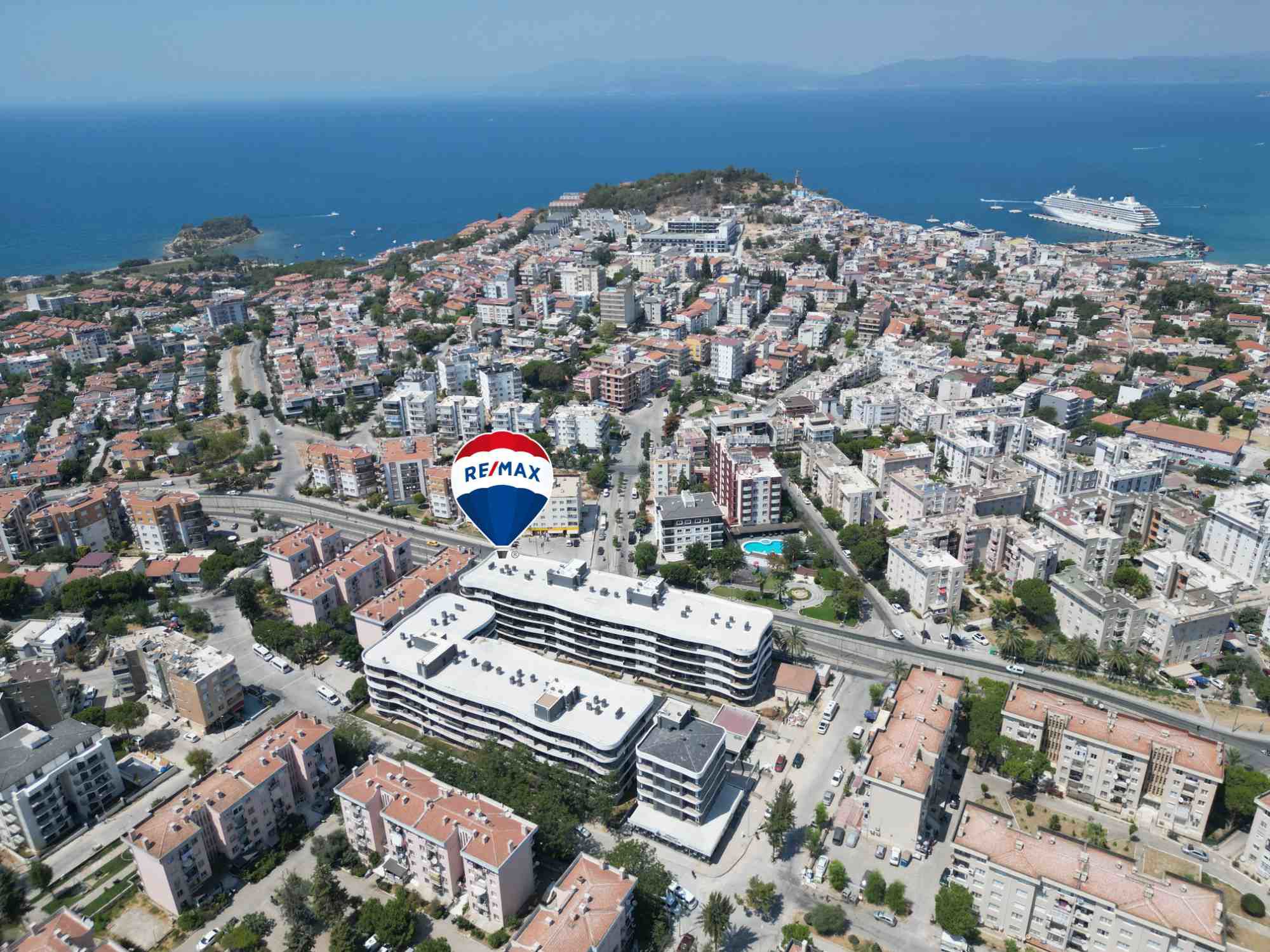 KUŞADASI KADINLAR DENIZI’NDE SITE İÇINDE, HAVUZ MANZARALI GIRIŞ KAT 2+1 SATILIK DAIRE