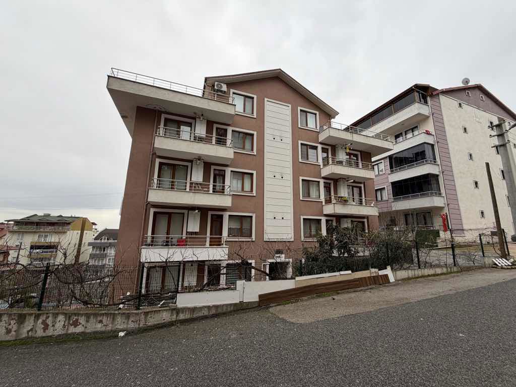 İZMİT BAĞÇEŞMEDE GENİŞ TERASLI EĞİMSİZ SATILIK 4+1 ÇATI DUBLEKS