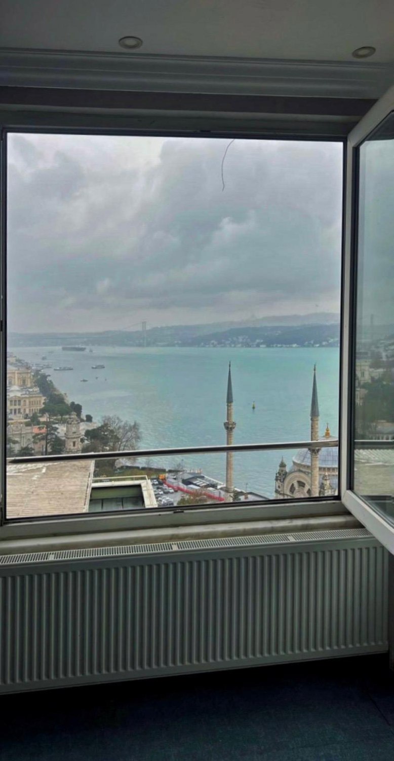 GÜMÜŞSUYU'NDA DENIZ MANZARALI 5+1 KIRALIK DAIRE (300M²)
