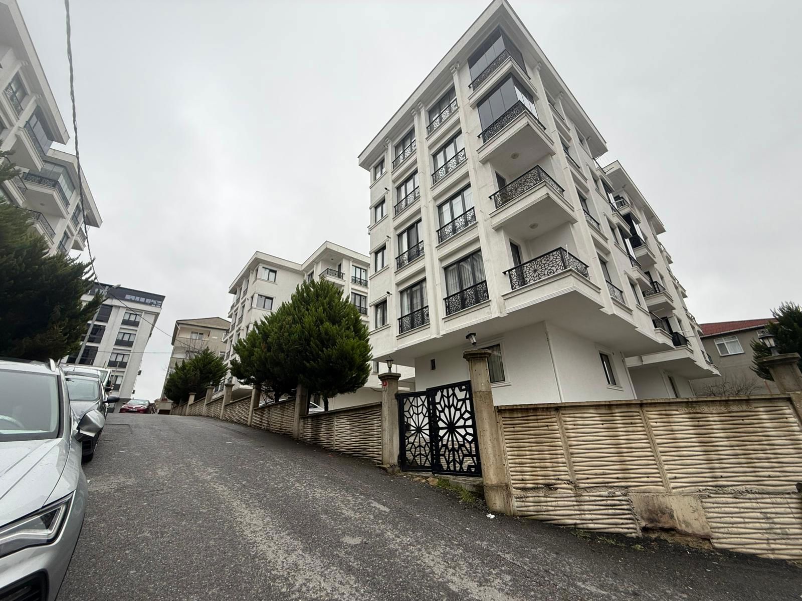 ÇEKMEKÖY BEYAZ KONAKLAR SITESINDE KONUM AVANTAJLI 3+1 TERS DUBLEKS DAIRE