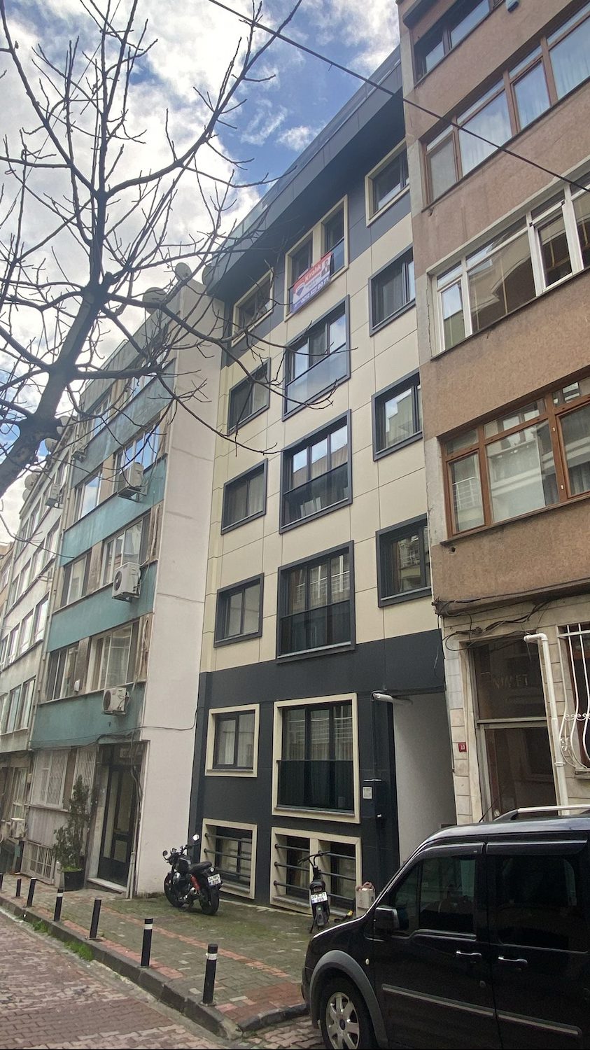 MAÇKA ABACI LATİF SOKAKTA YENİ BİNA TERASLI KİRALIK DUBLEKS DAİRE