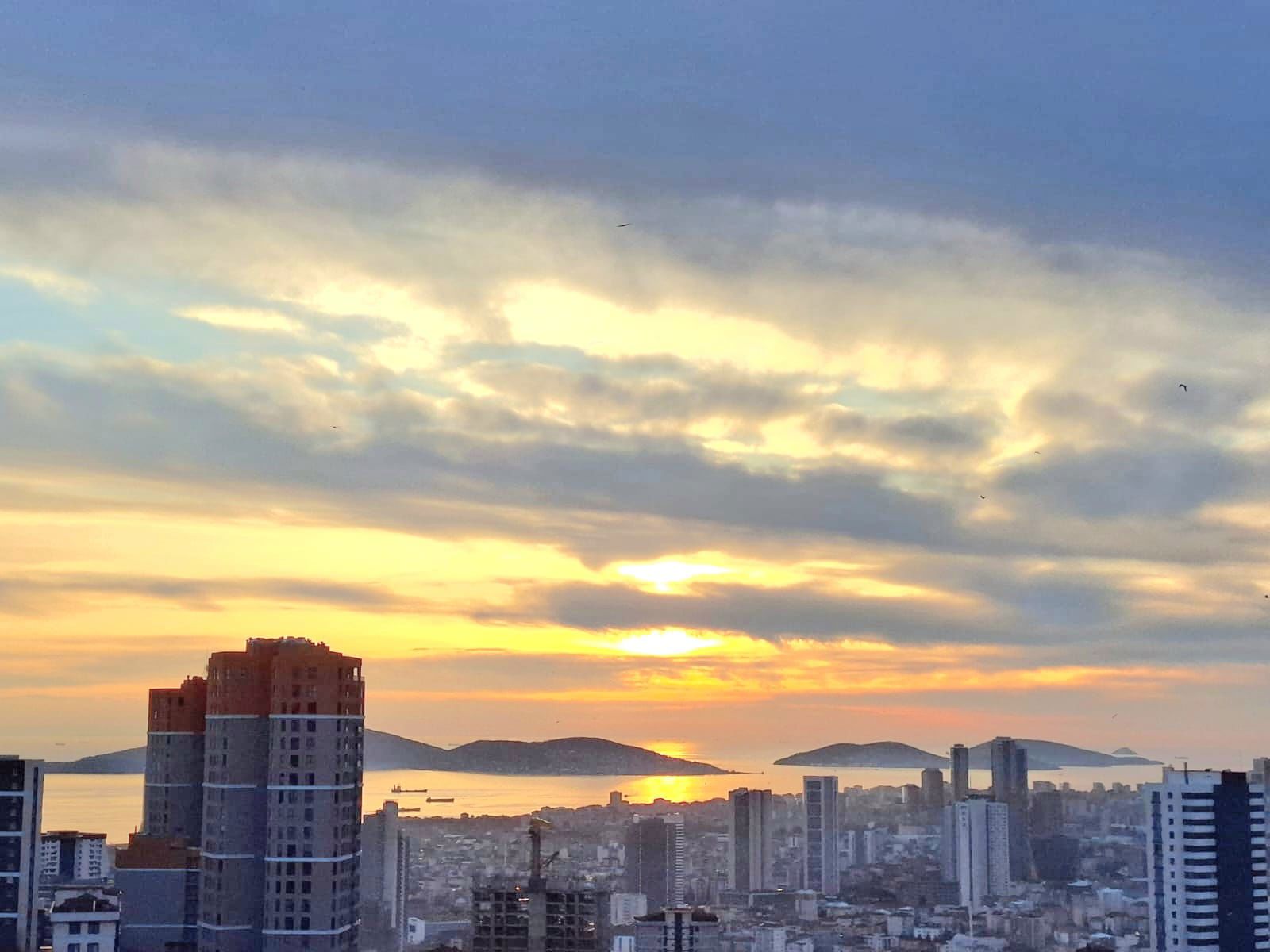 PENDİK'TE PANORAMİK DENİZ MANZARALI KİRALIK 1+1 DAİRE