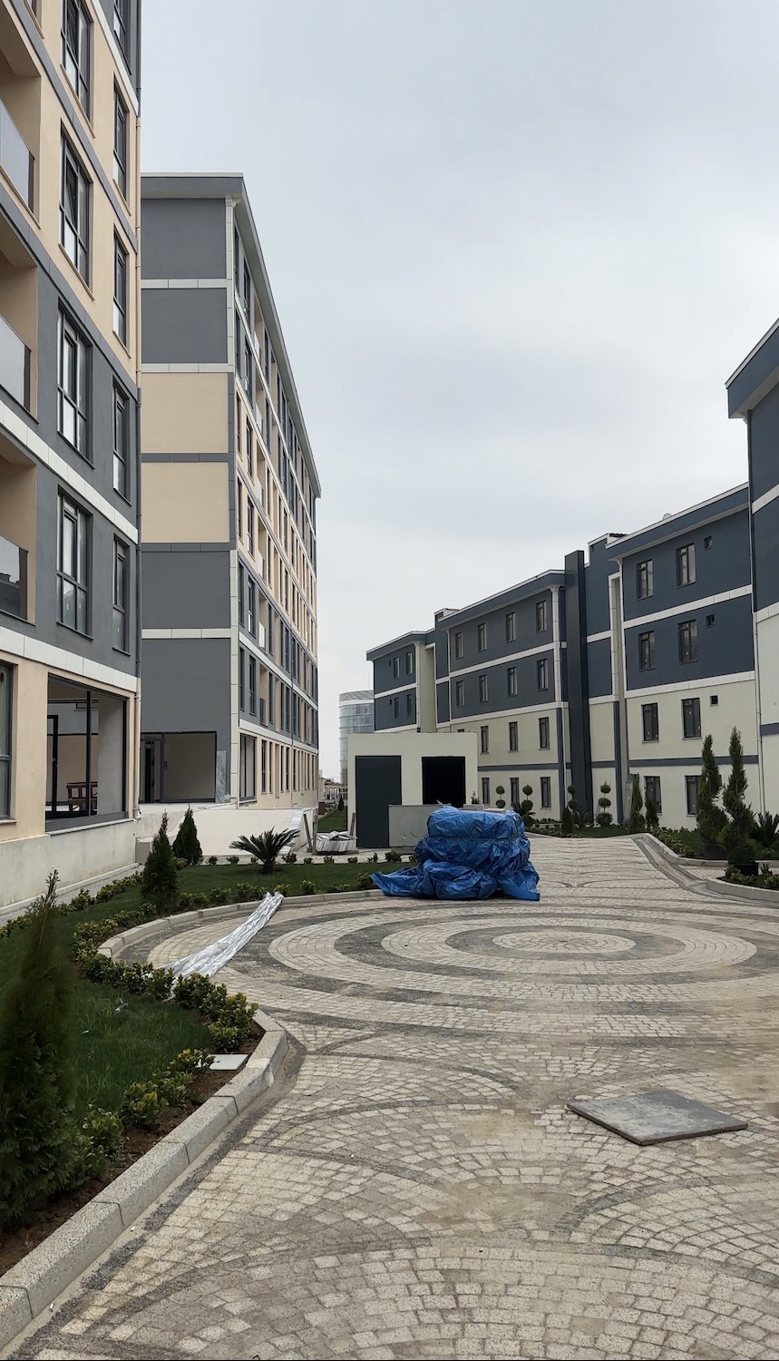 PENDİK E5 YAN YOLDA SİTE İÇİNDE SATILIK 2+1 SIFIR DAİRE