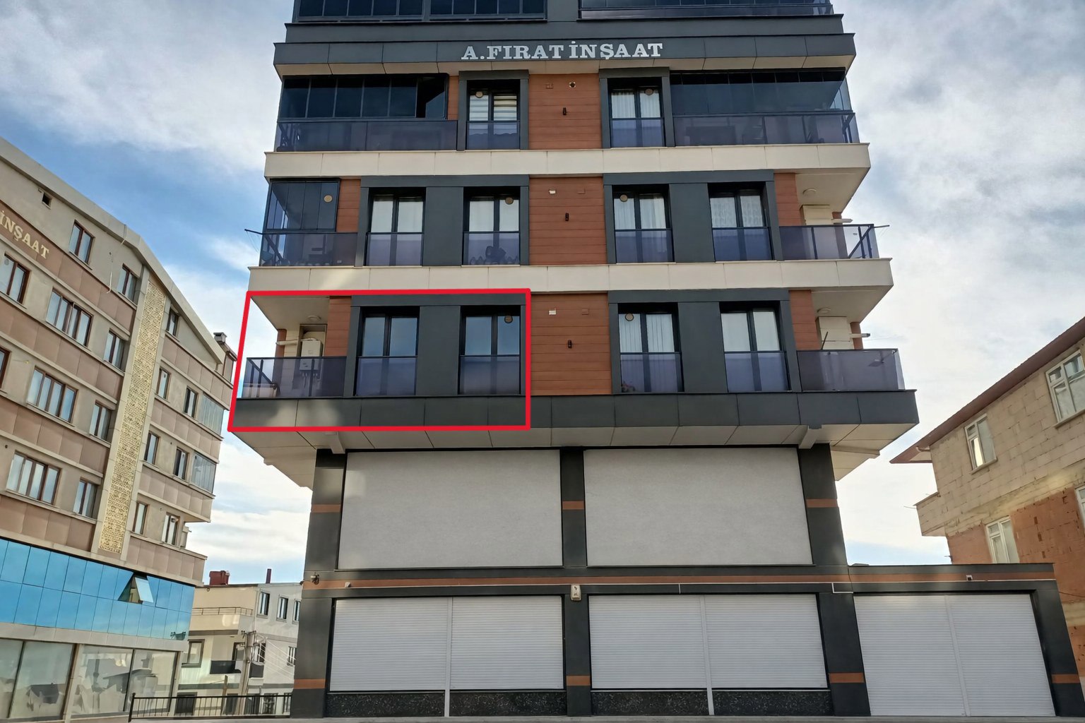 DARICA TUZLA CADDESİ ÜZERİNDE SATILIK 2+1 ARA KAT DAİRE