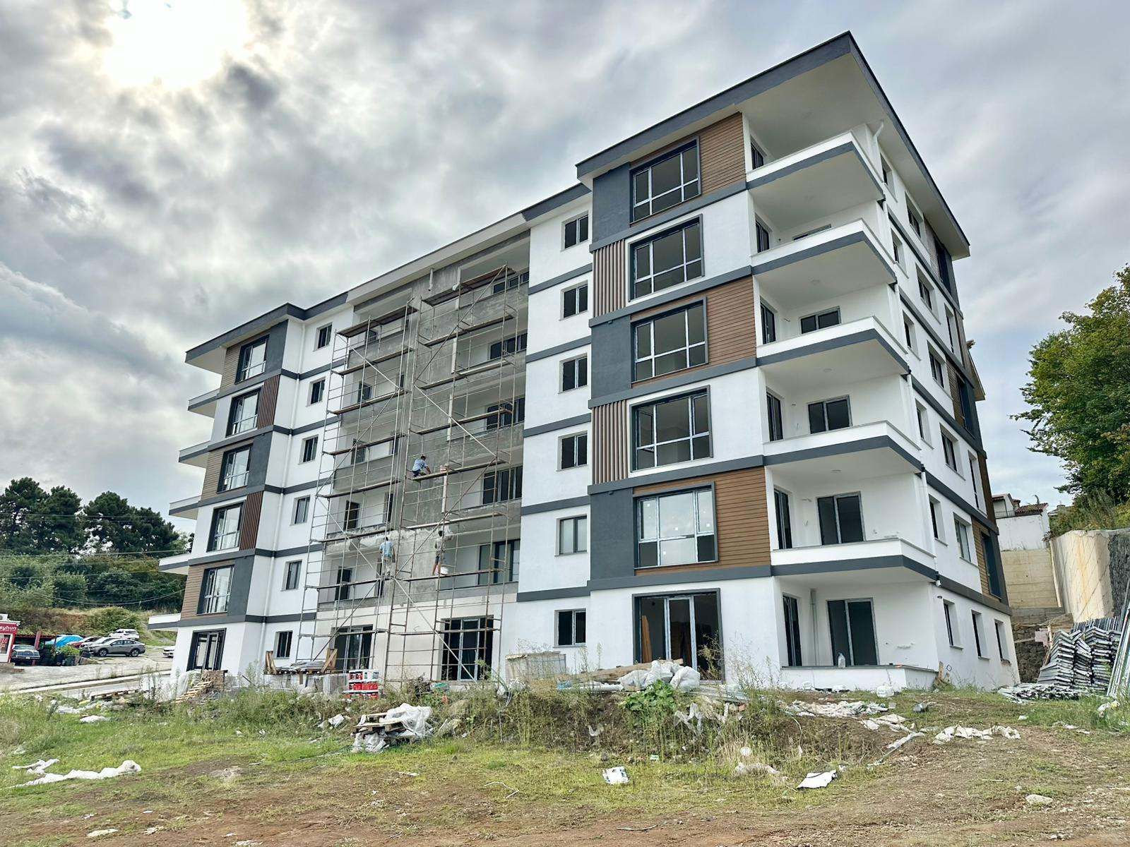 HAVALİMANI KARŞISI SAHİL YOLUNA 1 DK SIFIR SATILIK 3+1 DAİRE