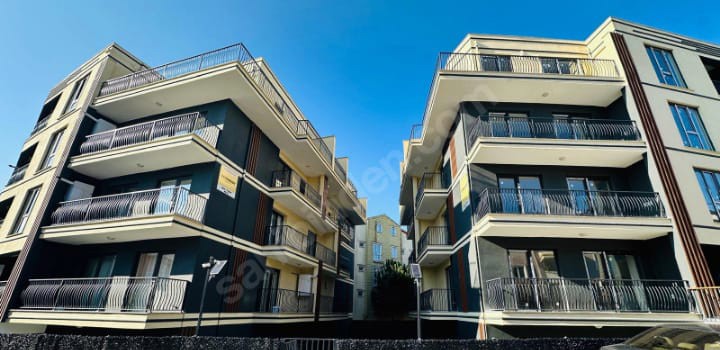 RE/MAX DREAM FARKIYLA  İZMİT YENİŞEHİR BÖLGESİNDE SERVİS VE TRAMVAYA YAKIN KONUMLU EŞYALI 1+1 DAİRE