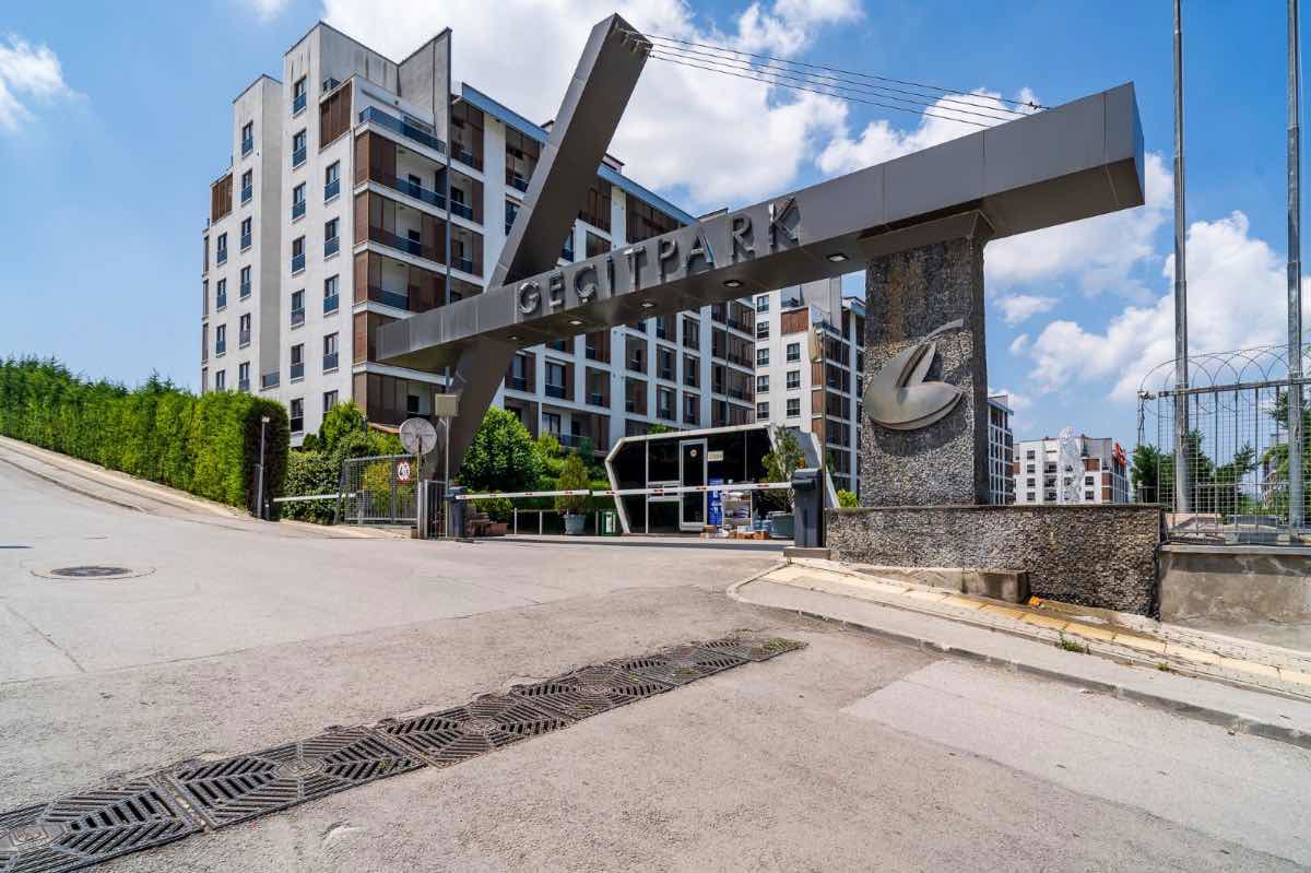 REMAX AREA DAN BALAT GEÇITPARK SITESI SATILIK ARA KAT 3+1 DAIRE