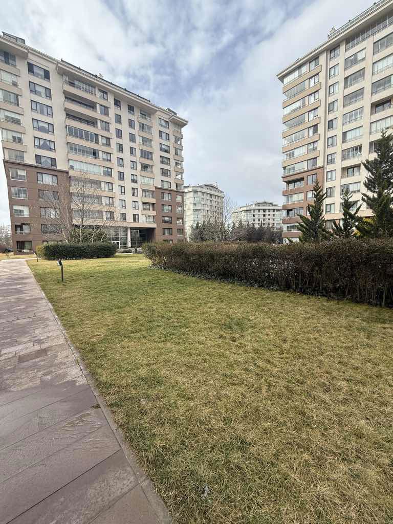 ANKARA / ÇANKAYA – EGE FLORA SİTESİ’NDE FULL EŞYALI 3+1 KİRALIK LÜKS DAİRE