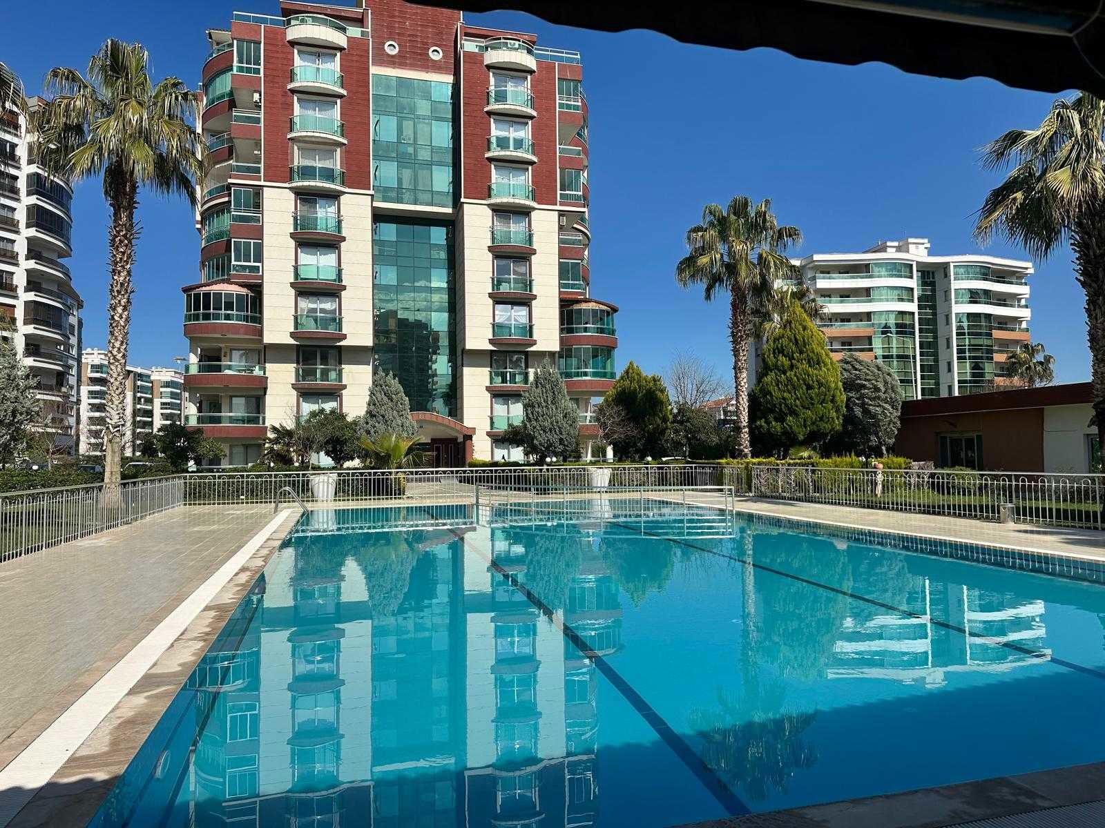 GÜZELYURT'TA HAVUZLU SITEDE 4+1 GÜVENLIK,OTOPARK,SATILIK ARA KAT