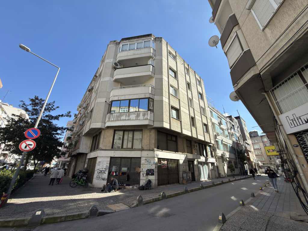 KONAK KAHRAMANLAR MAHALLESİNDE KİRALIK 3+1 GENIŞ DAİRE