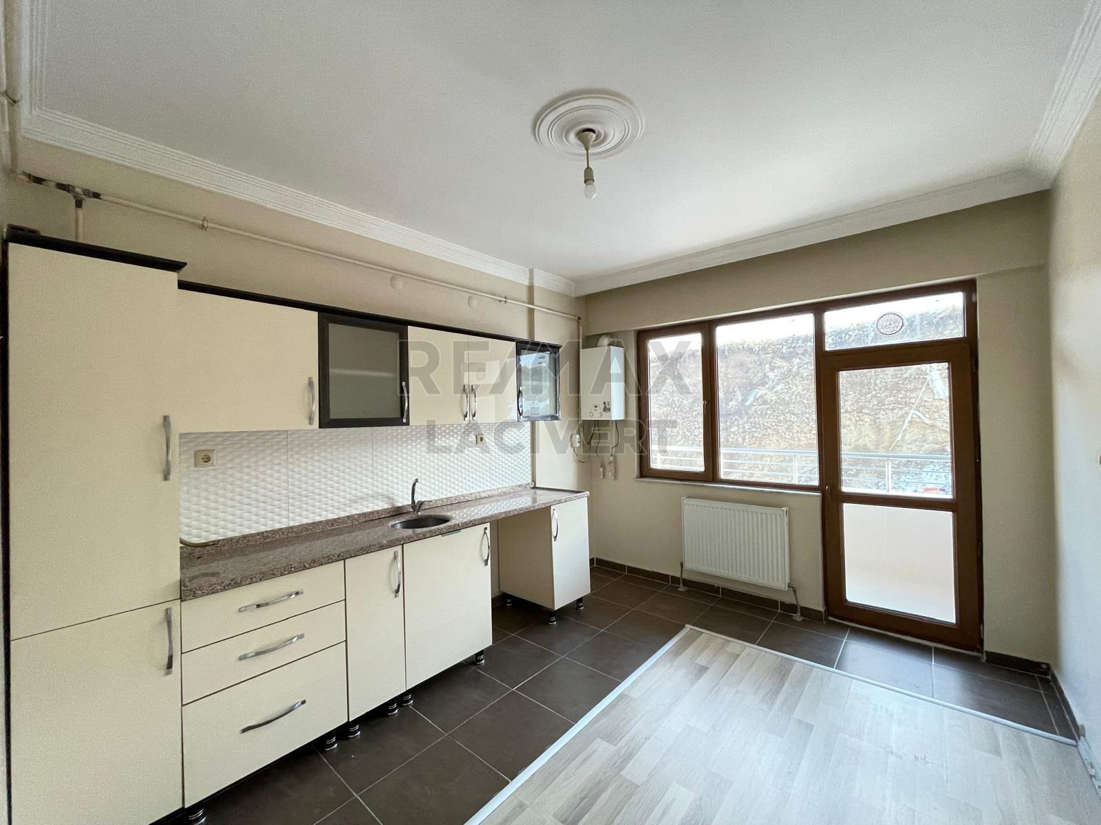 RE/MAX LACİVERT'TEN YENİŞEHİR'DE ARAKAT KİRALIK  2+1 DAİRE