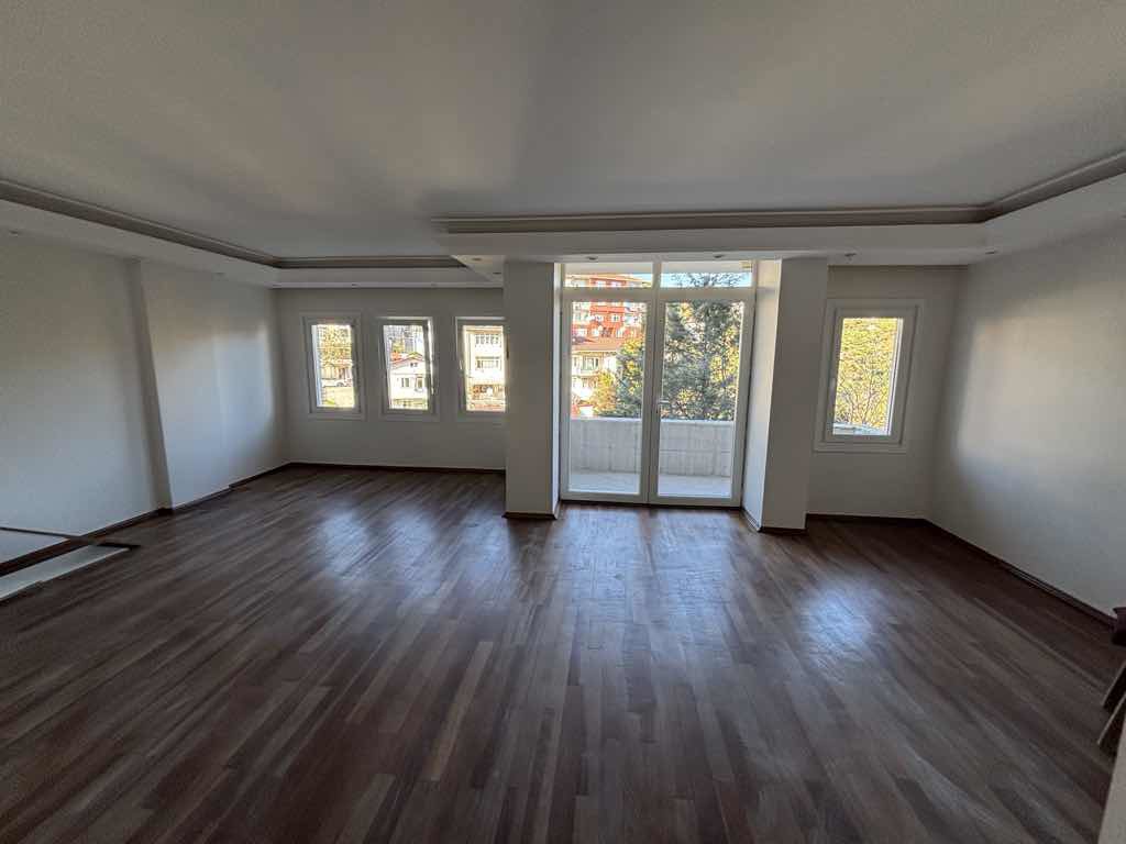 TARABYA SANATÇILAR SİTESİNDE YENİLENMİŞ 3+1 KİRALIK