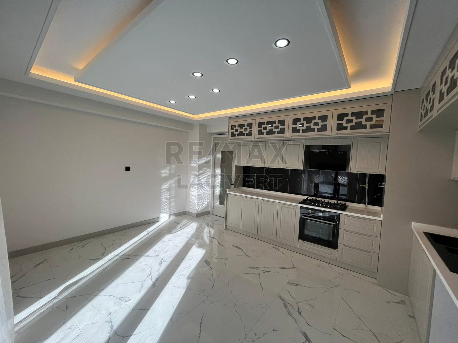 RE/MAX LACİVERT'TEN YILDIZKENT'TE SATILIK 4+1 DAİRE