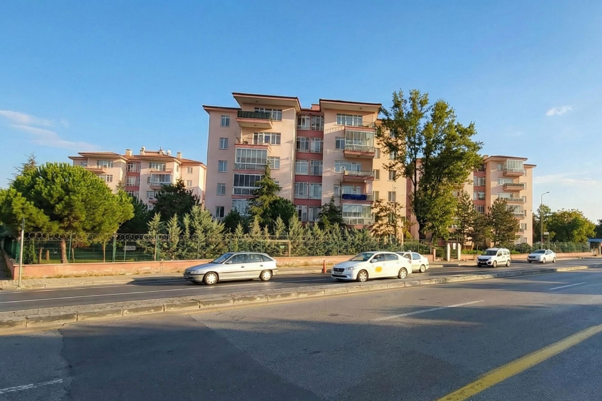 METROYA YAKIN MERKEZİ KONUMDA FULL YAPILI GENİŞ 3+1