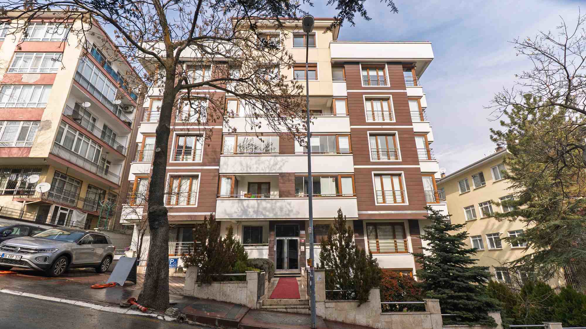 AYRANCI MAHALLESİ'İNDE 100 M2 BAHÇE KULLANIMLI 3+1 SATILIK DAİRE