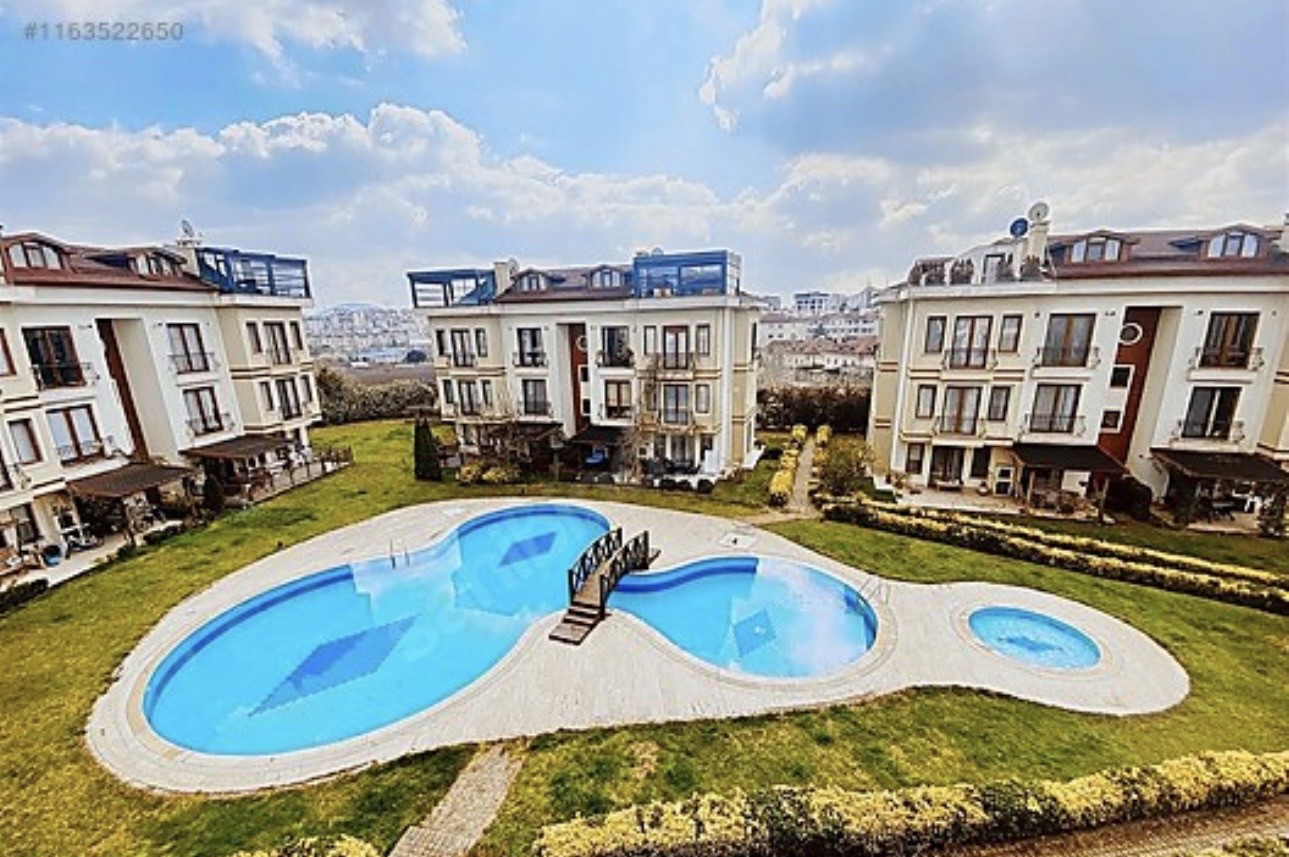 ÇEKMEKÖY CASA BELLA DA HAVUZ CEPHE TERASLİ KİRALİK ÇATI  DUBLEKSL