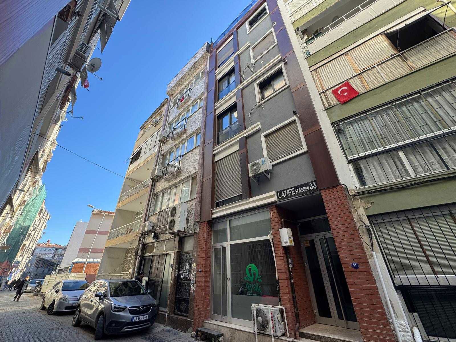 61 KARŞIYAKA SAHIL VE İZBAN YAKINI ARAKAT 1+1 KIRALIK DAİRE