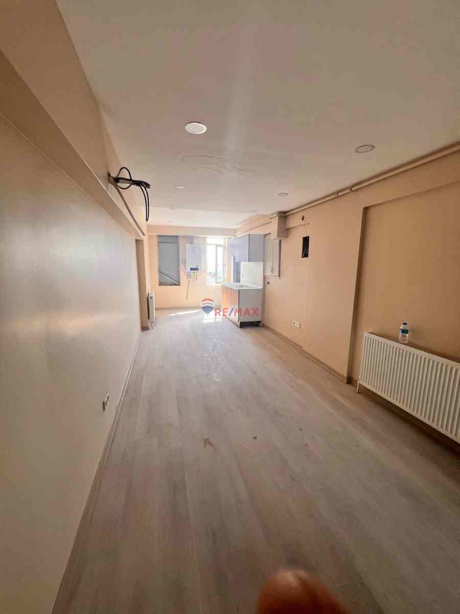 GAZIOSMANPAŞA MERKEZ'DE SIFIR YENILENMIŞ, BANYOLU – KOMBILI KIRALIK OFIS | HOME OFISE UYGUN