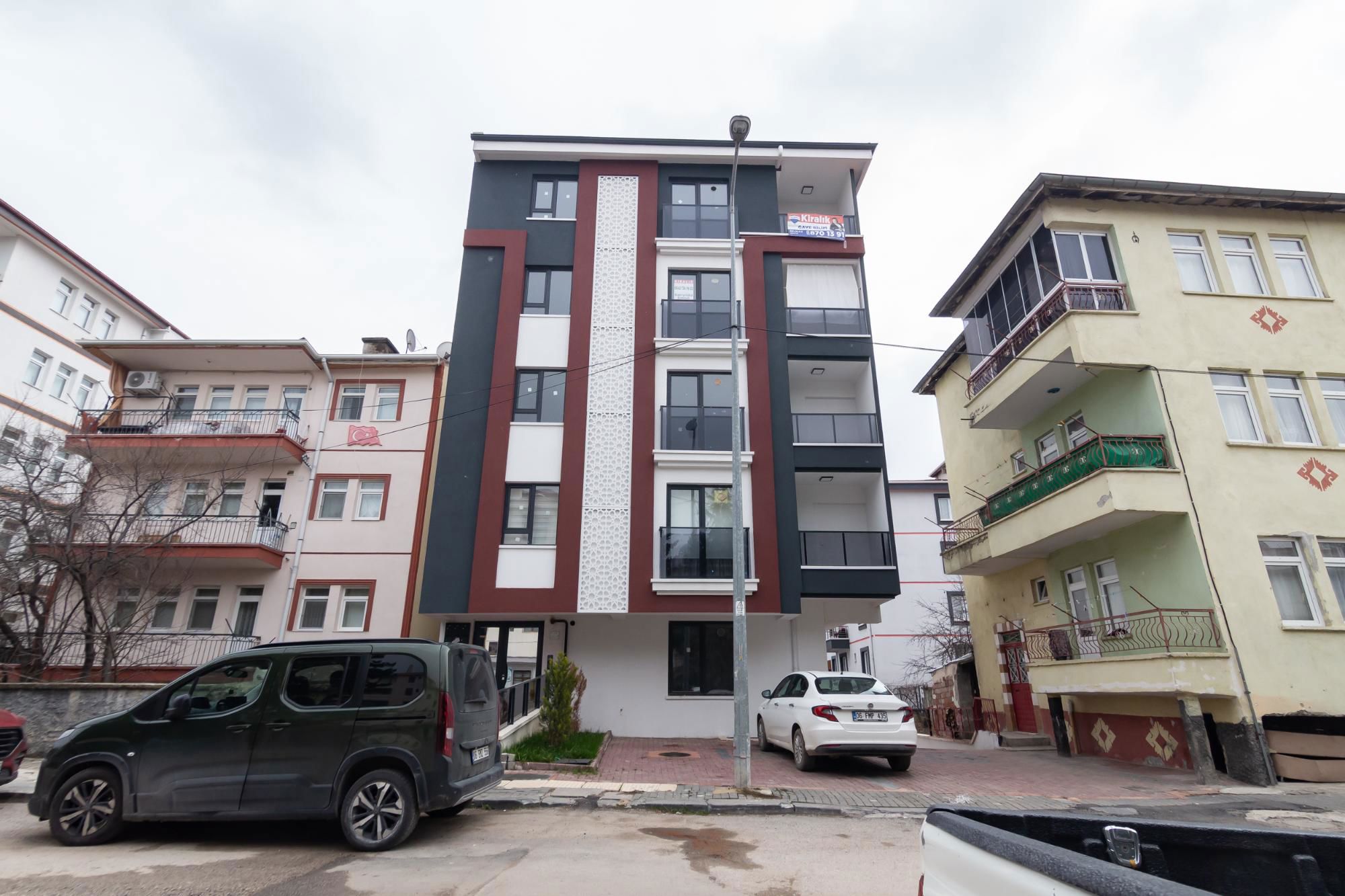 ÇUBUK ŞEHIR MERKEZINDE ,YENI 1+1 KIRALIK DAIRE