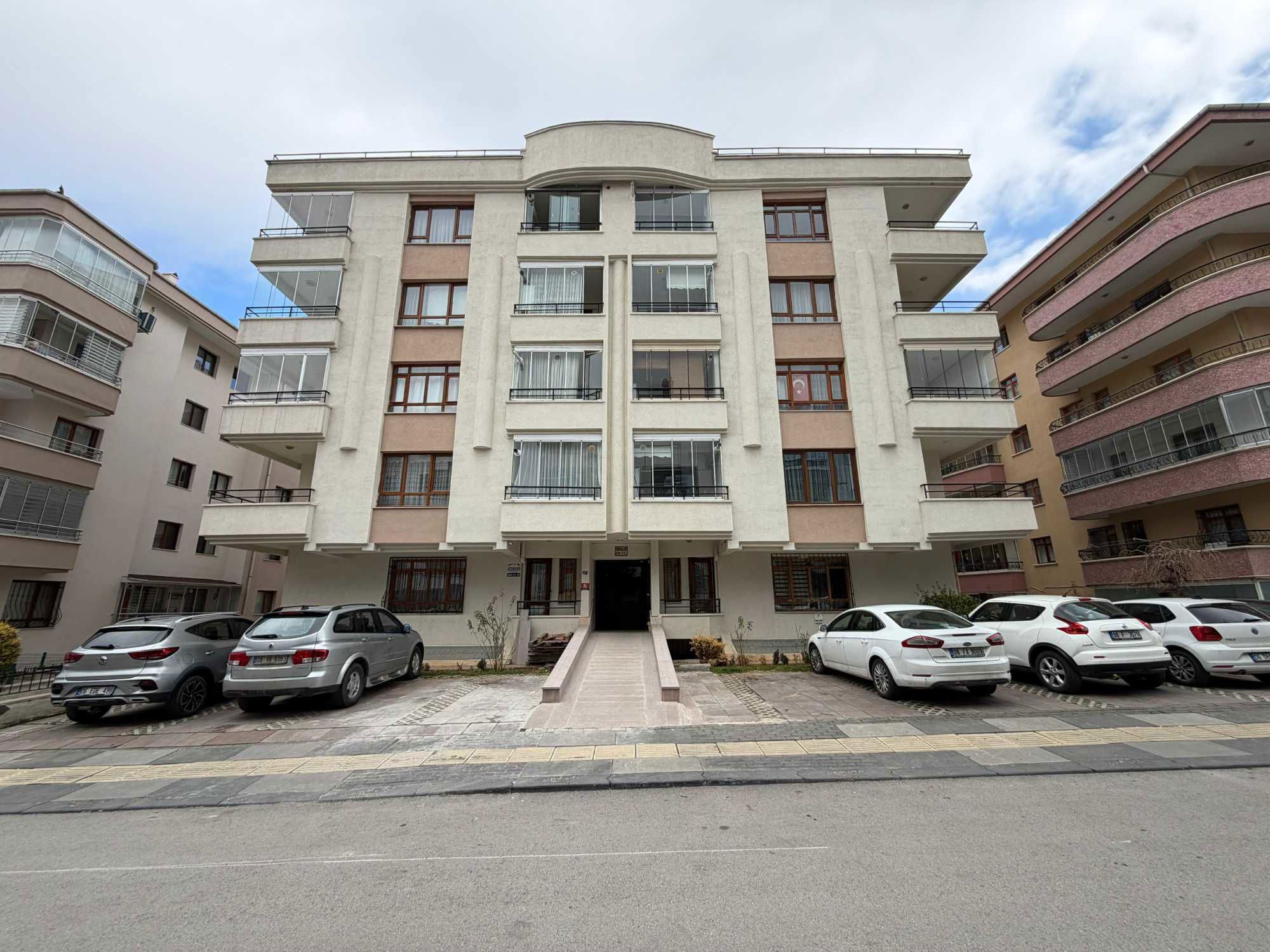 ÖVEÇLER'DE VADİ MANZARALI 5+1 DUBLEKS DAİRE