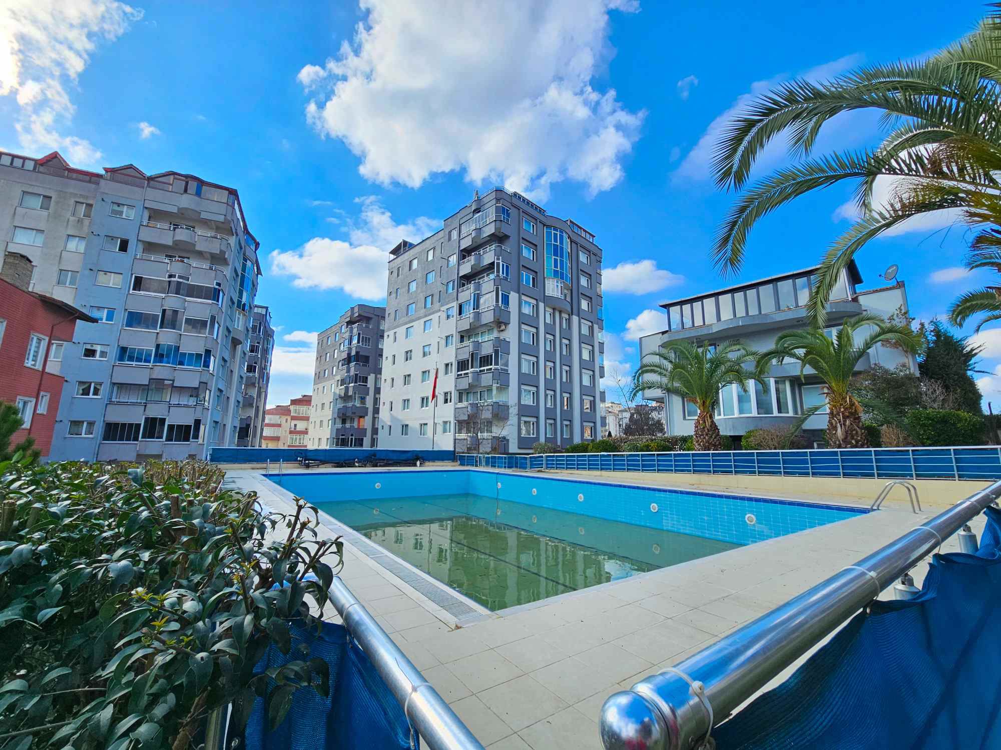 ÇEKMEKÖY TAŞDELENDE SITE İÇERISINDE SATILIK TRIPLEKS İKIZ VILLA