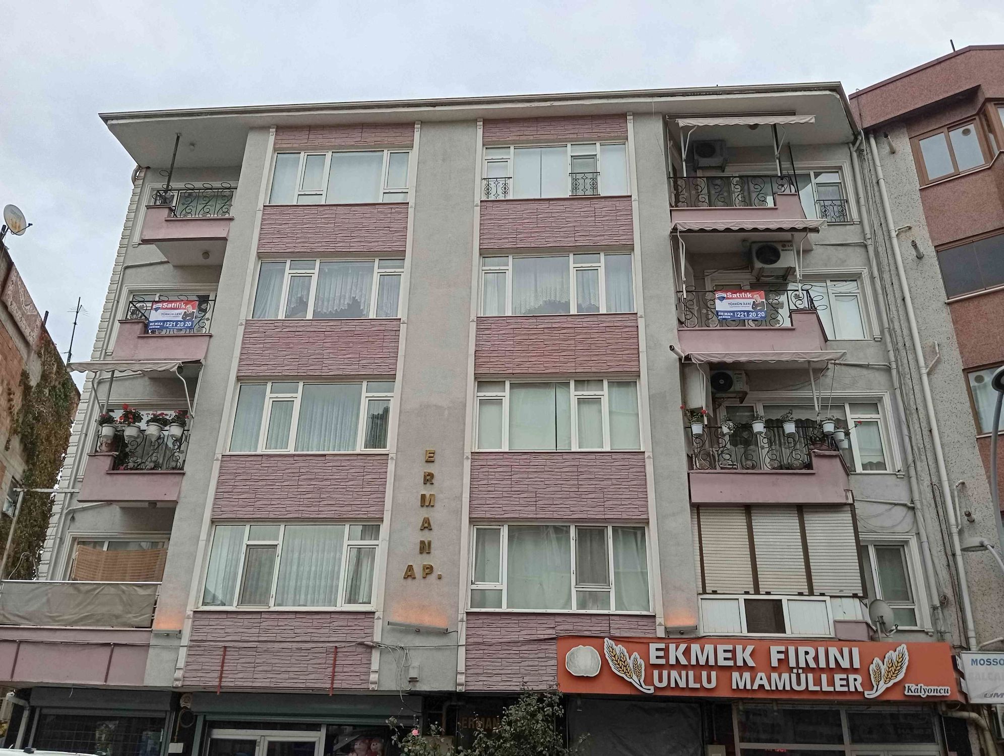 REMAX DESİGN DAN ÇEŞME MEYDANINDA GENİŞ DAİRE