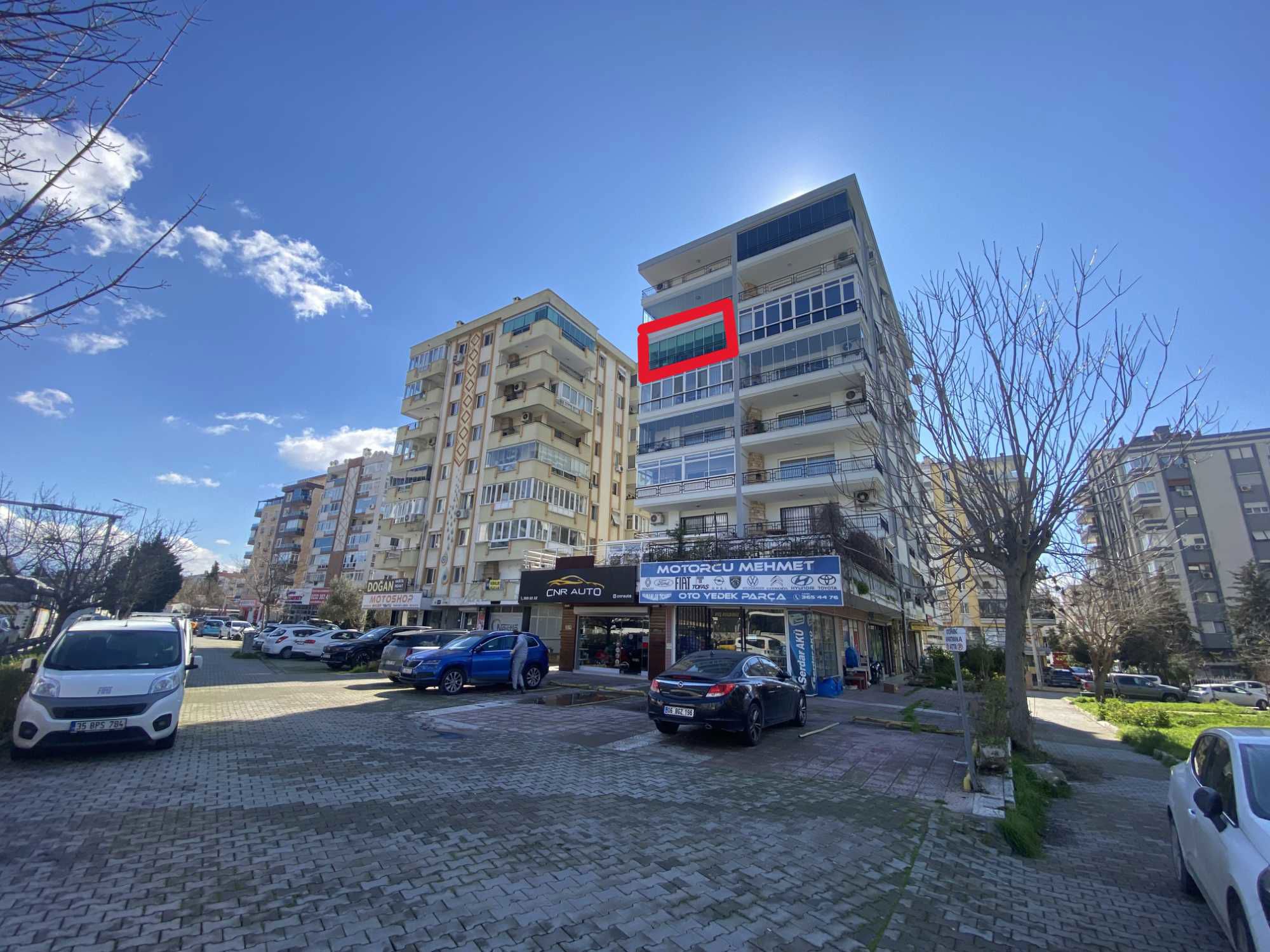 BAHÇELİEVLER  SATILIK CADDE ÜZERI EBEVEYN BANYOLU 3+1