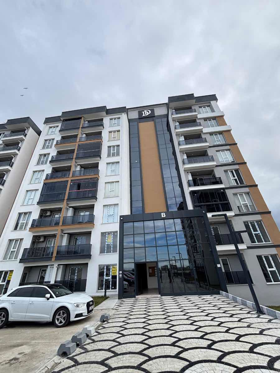 REMAX LAND'DAN TEPE MEVKİİDE SİTE İÇERİSİNDE KİRALIK EŞYALI 1+1