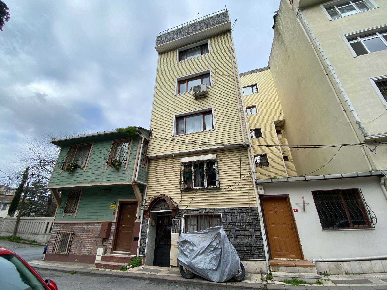 REMAX ASHILL ÜSKÜDAR ZEYNEP KAMIL DE 3+1 SATILIK DAIRE