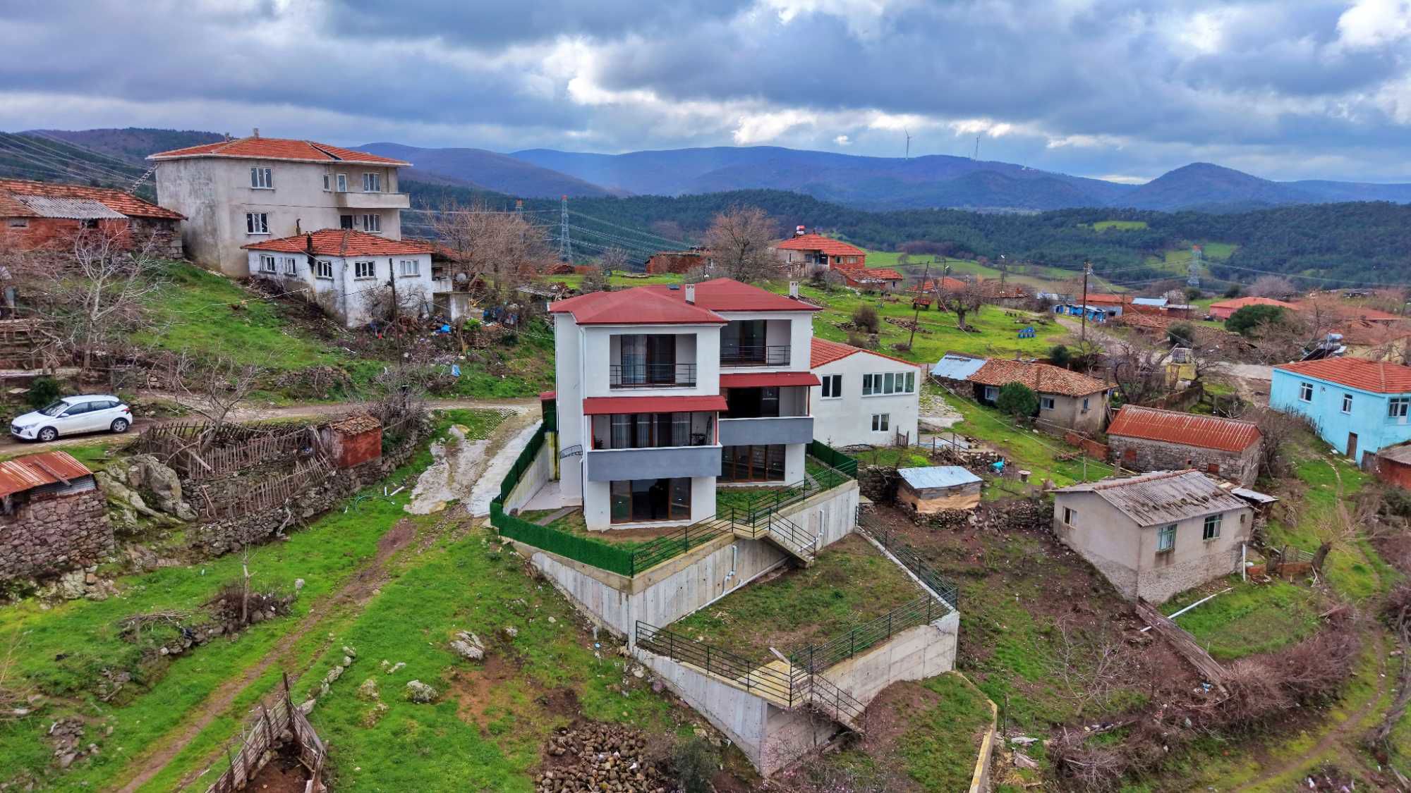 LAPSEKI TAŞTEPE DE MÜSTAKIL GIRIŞLI DENIZ MANZARALI SATILIK 1+1