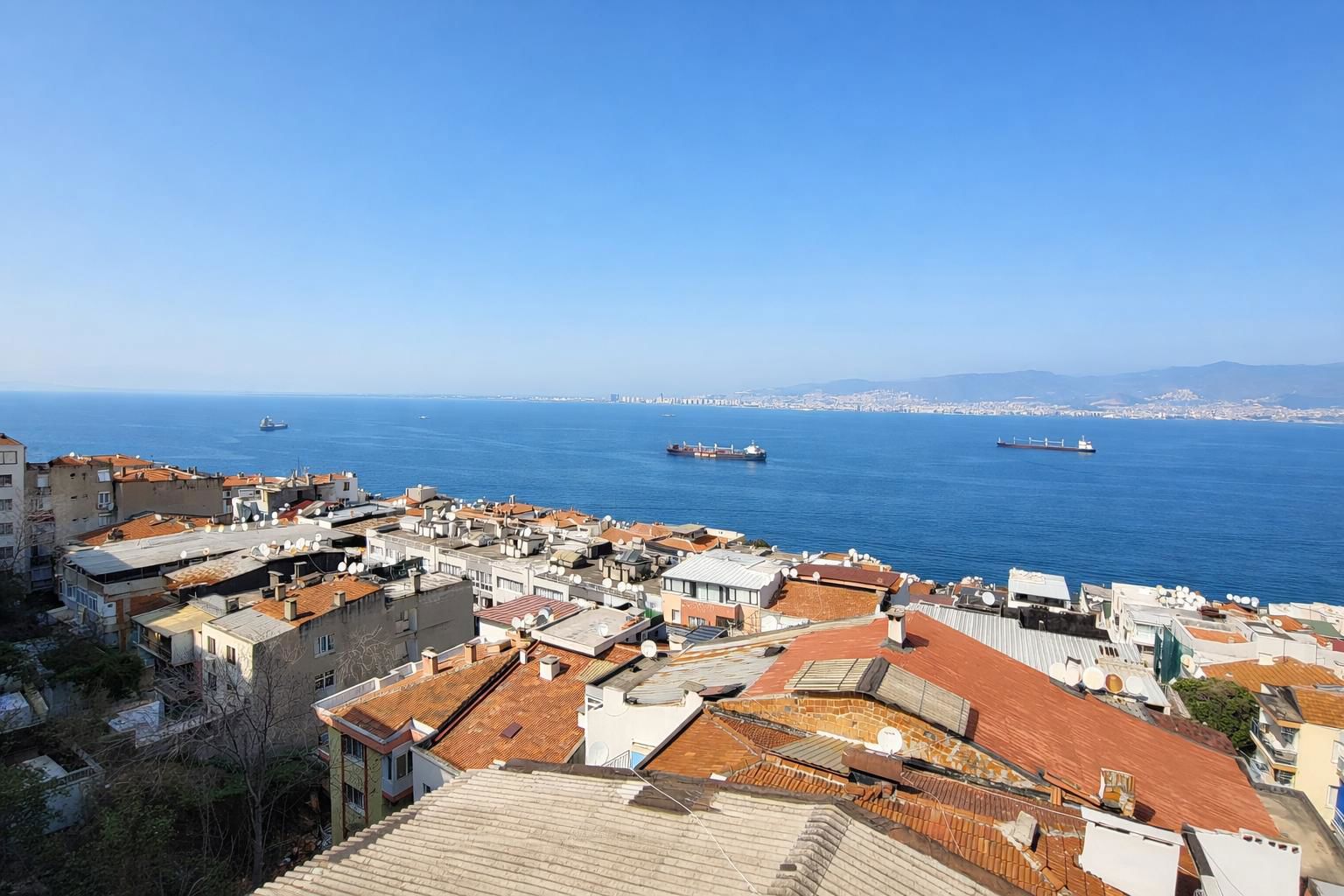MUHTEŞEM DENİZ MANZARSINA SAHİP SATILIK 2+1 DAİRE