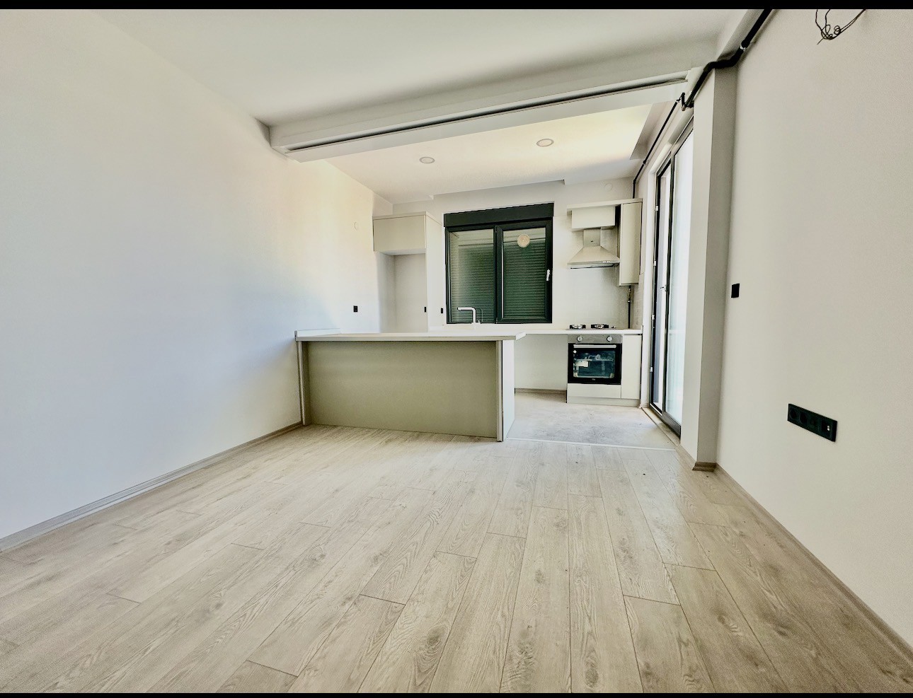 KENDİNE AİT GENİŞ TERASLI 2+1 SATILIK DAİRE