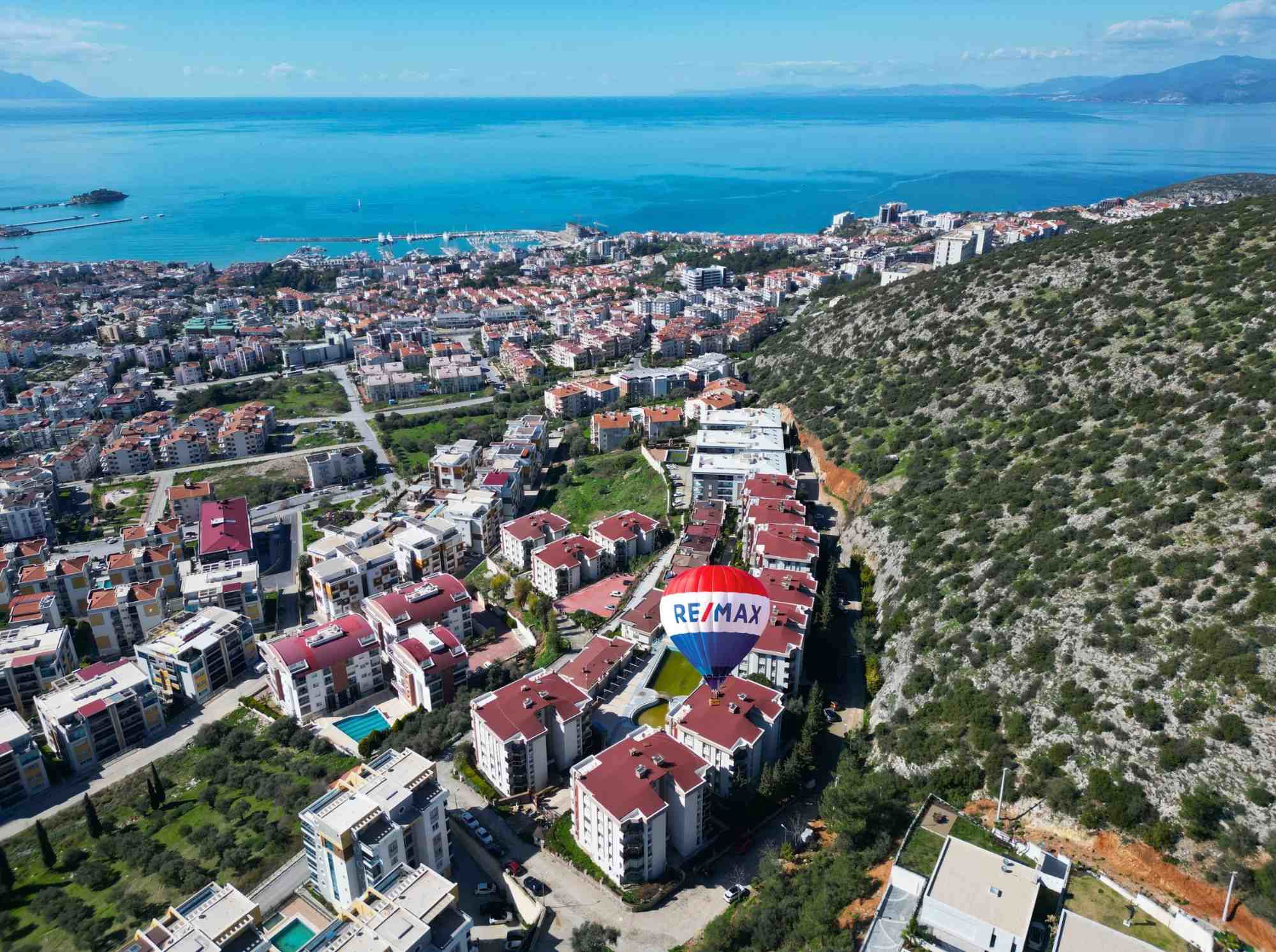 KUŞADASI EGE MAHALLESINDE DENIZ MANZARALI 3+1 DAIRE