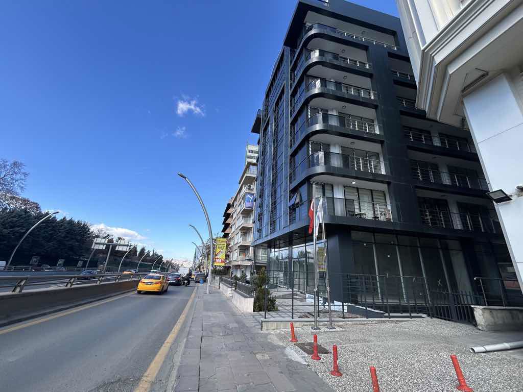 KAVAKLIDERE ATATÜRK BULVARI’NDA SATILIK LÜKS 1+1 DAİRE