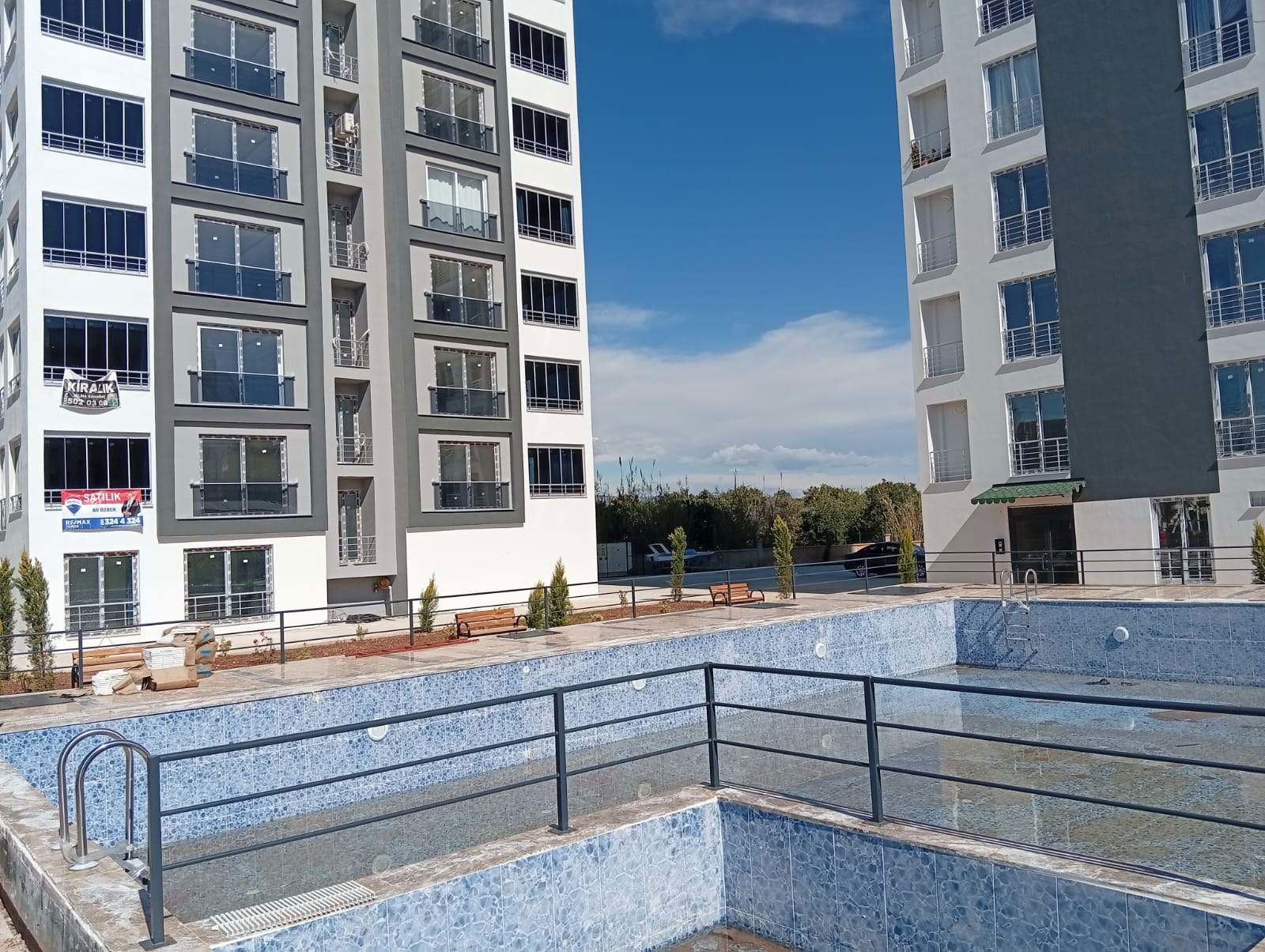 REMAX TOROS'TAN ÇEŞMELİ'DE HAVUZLU SİTE İÇERİSİNDE KİRALIK 3+1