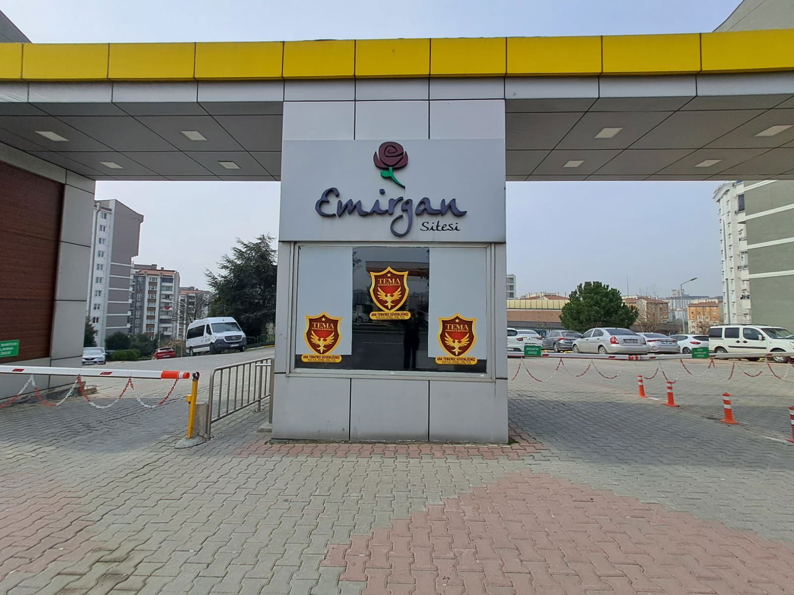 BAŞAKŞEHIR 5. ETAP EMIRGAN SITESI’NDE CADDE ÜZERI, METROYA YÜRÜME MESAFESINDE KIRALIK 2+1 DAIRE